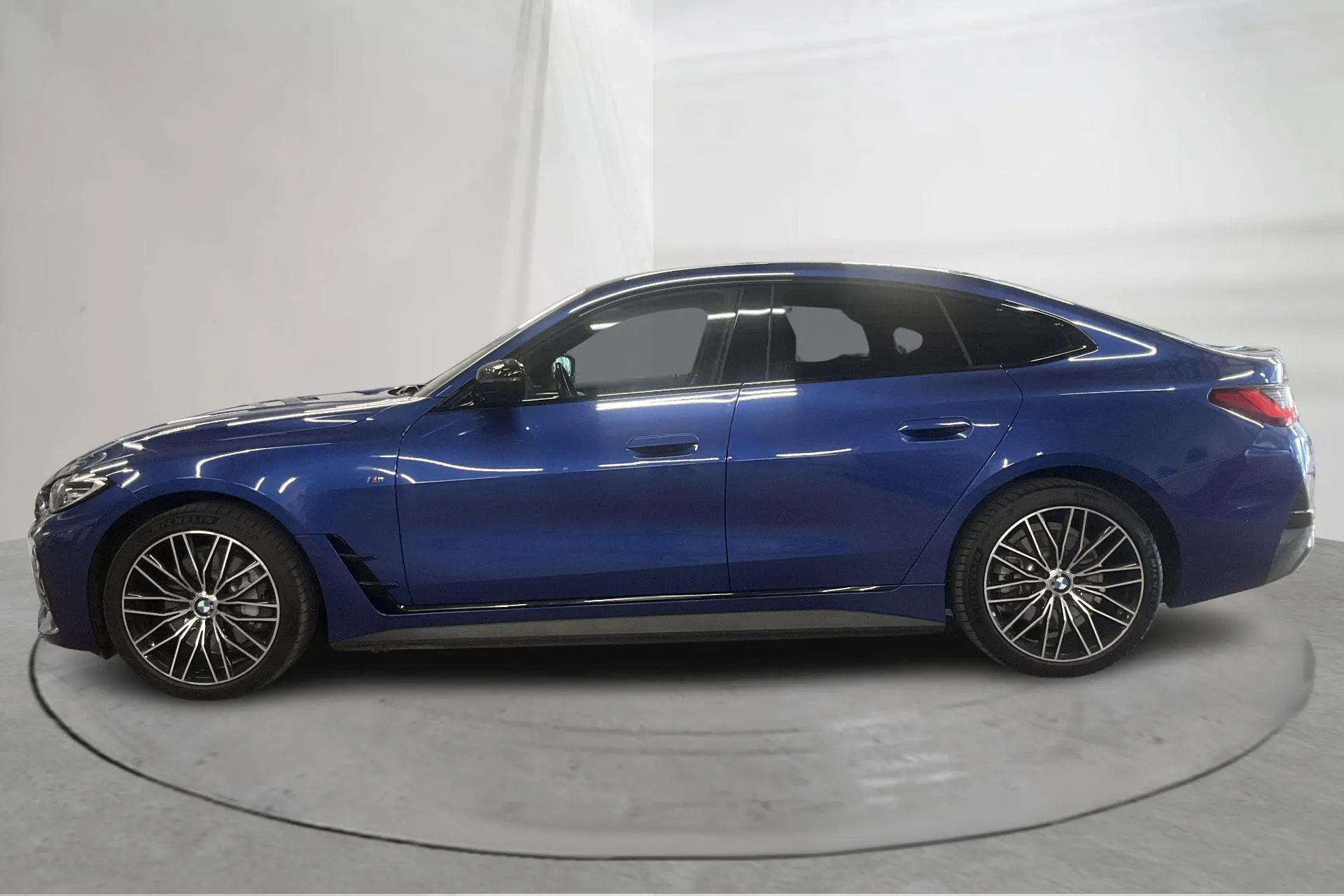 Presentationsfoto 2 av 19: BMW i4 eDrive40, G26 (340hk) - 8 388 mil - Automat - blå - 2024