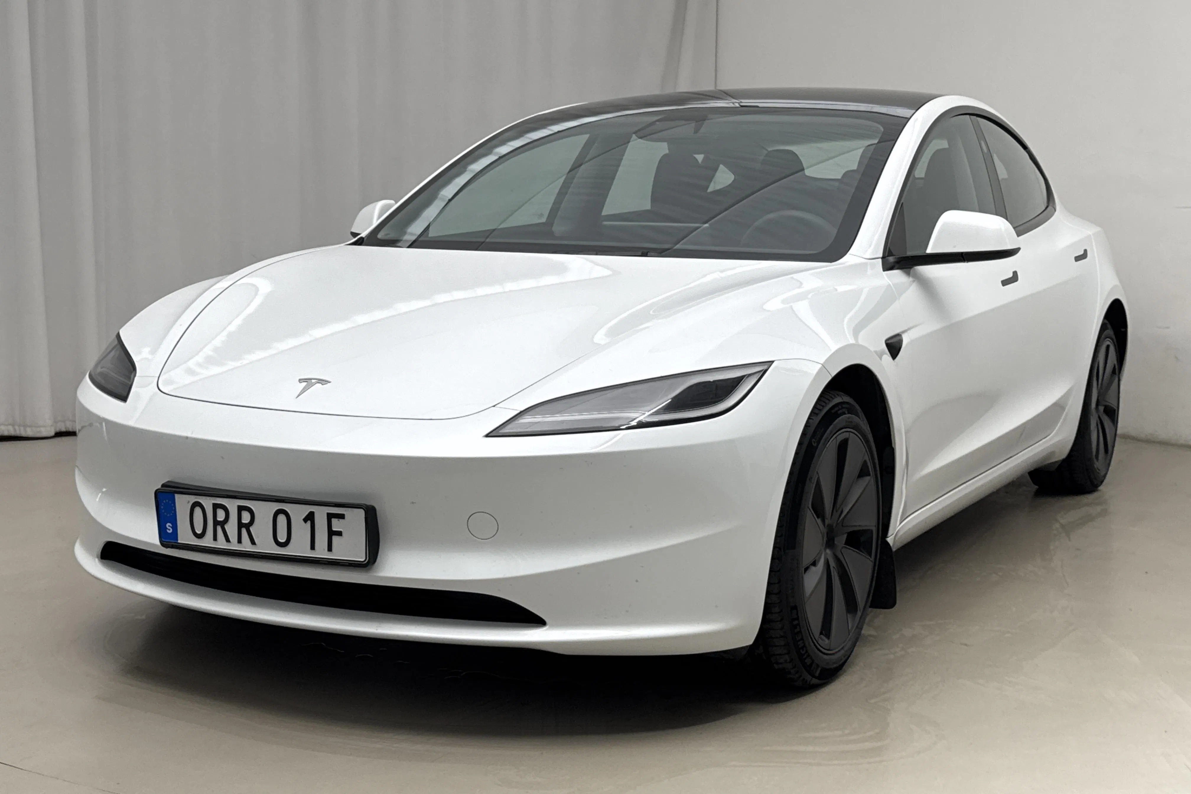 Presentationsfoto 1 av 23: Tesla Model 3 Standard Range RWD - 11 940 mil - Automat - vit - 2024