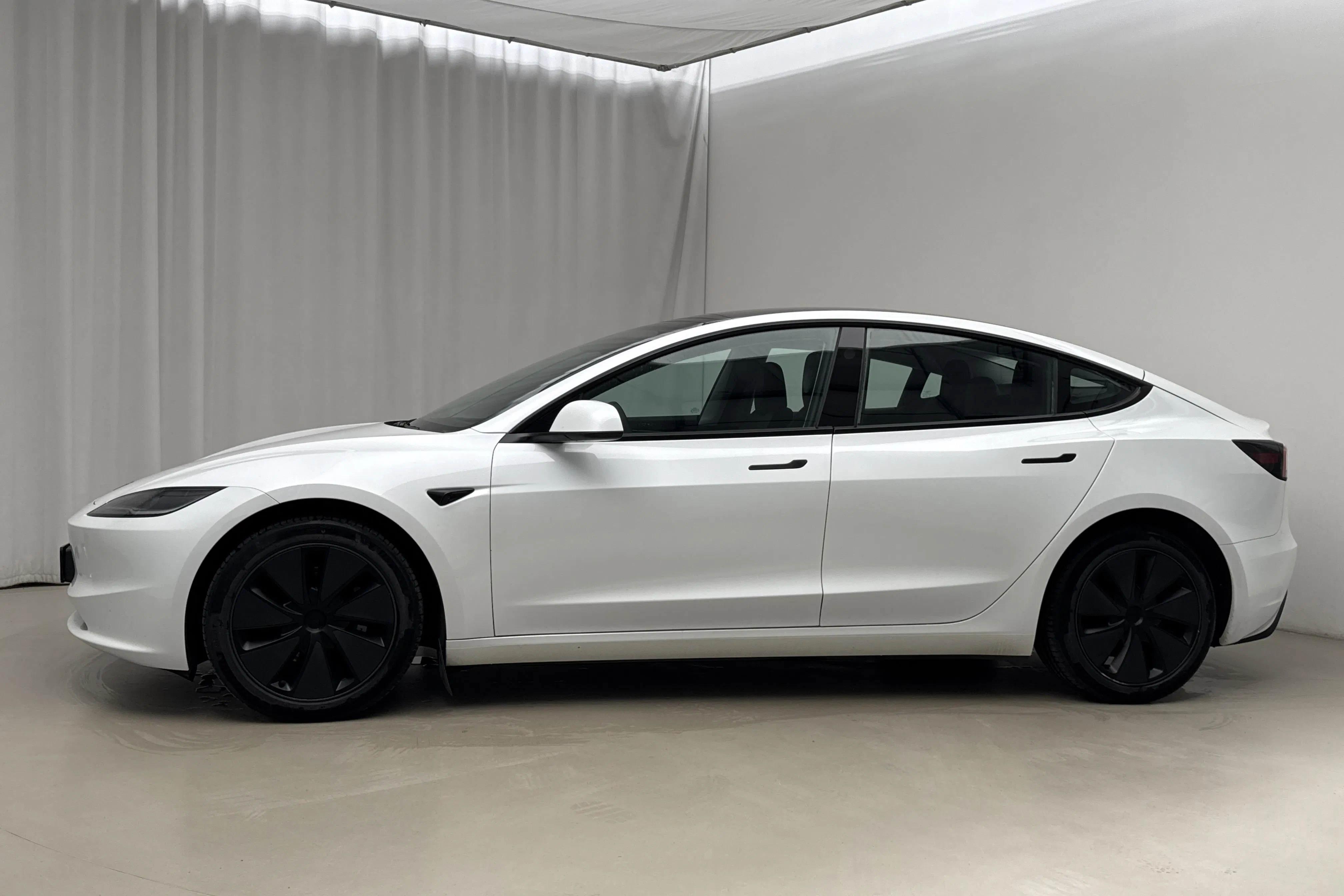 Presentationsfoto 2 av 23: Tesla Model 3 Standard Range RWD - 11 940 mil - Automat - vit - 2024
