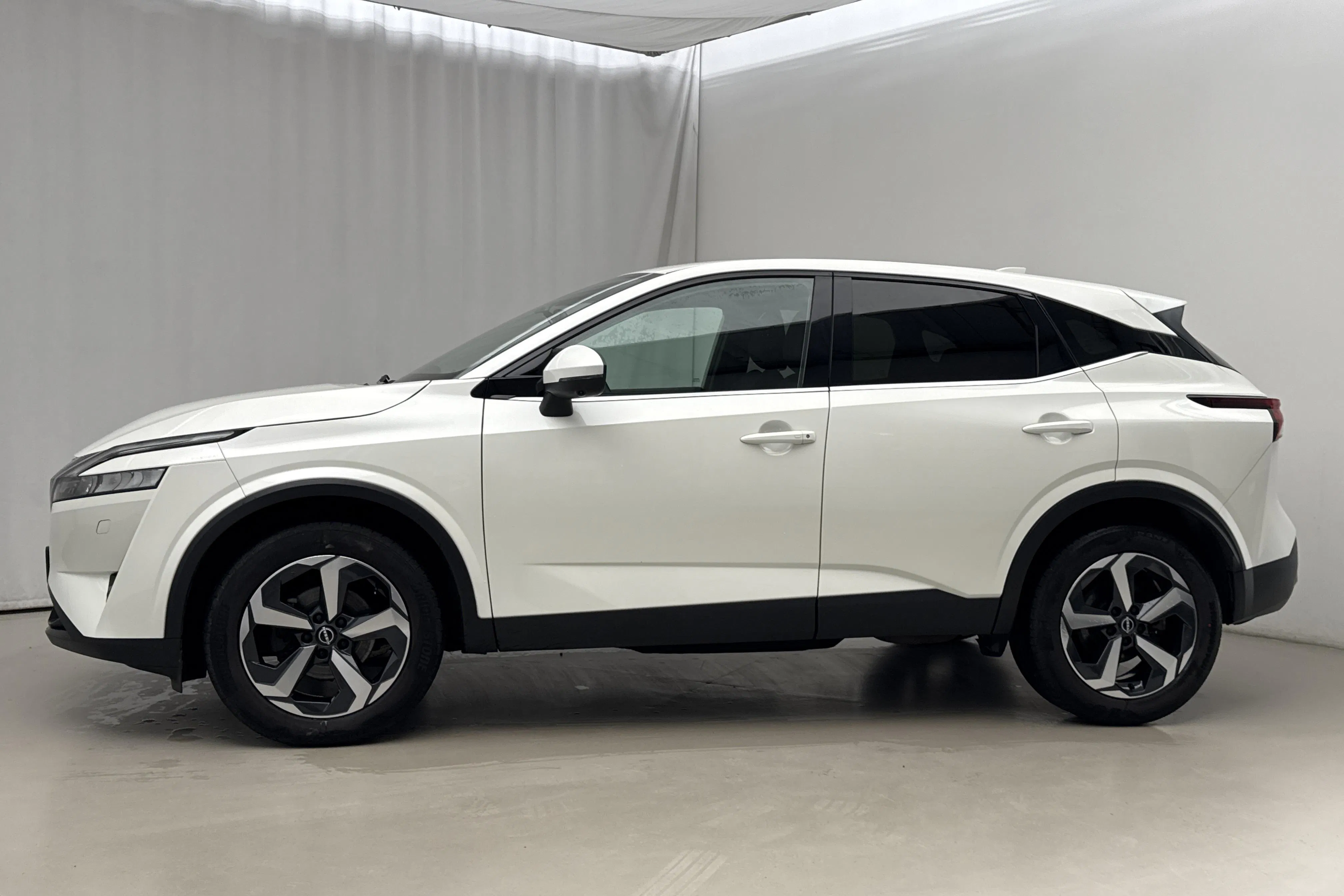 Presentationsfoto 2 av 18: Nissan Qashqai 1.3 MHEV (158hk) - 4 484 mil - Automat - vit - 2023