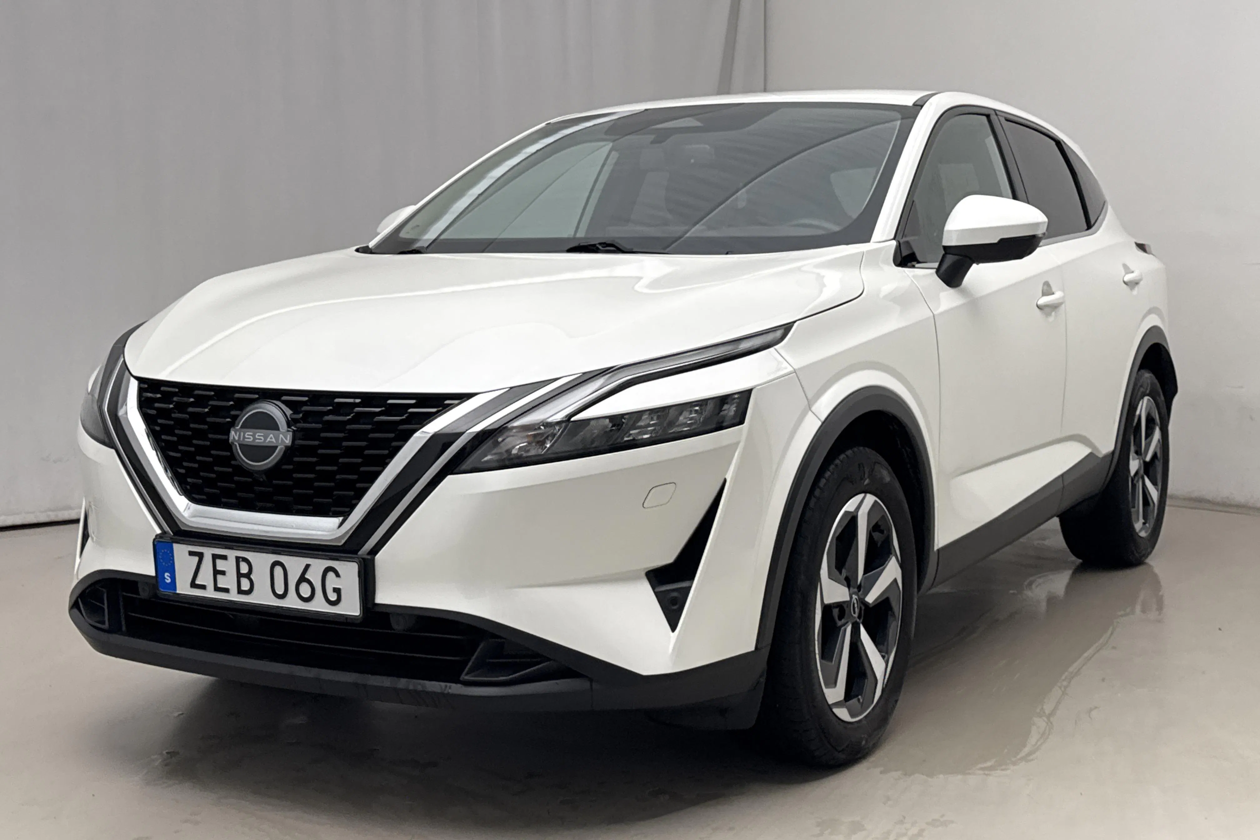 Presentationsfoto 1 av 18: Nissan Qashqai 1.3 MHEV (158hk) - 4 484 mil - Automat - vit - 2023