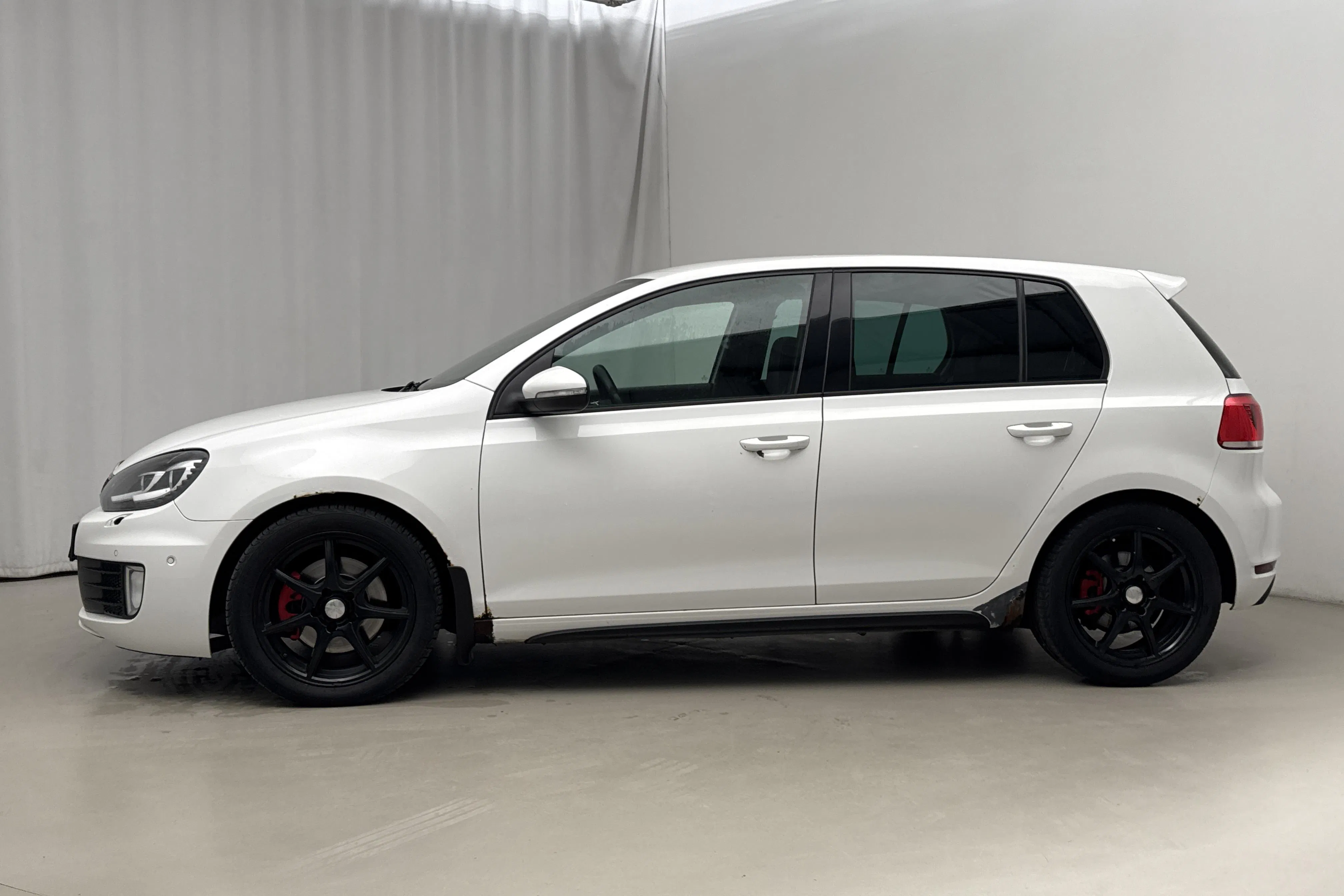 Presentationsfoto 2 av 17: VW Golf VI GTI 2.0 TSI 5dr (211hk) - 23 549 mil - Automat - vit - 2011