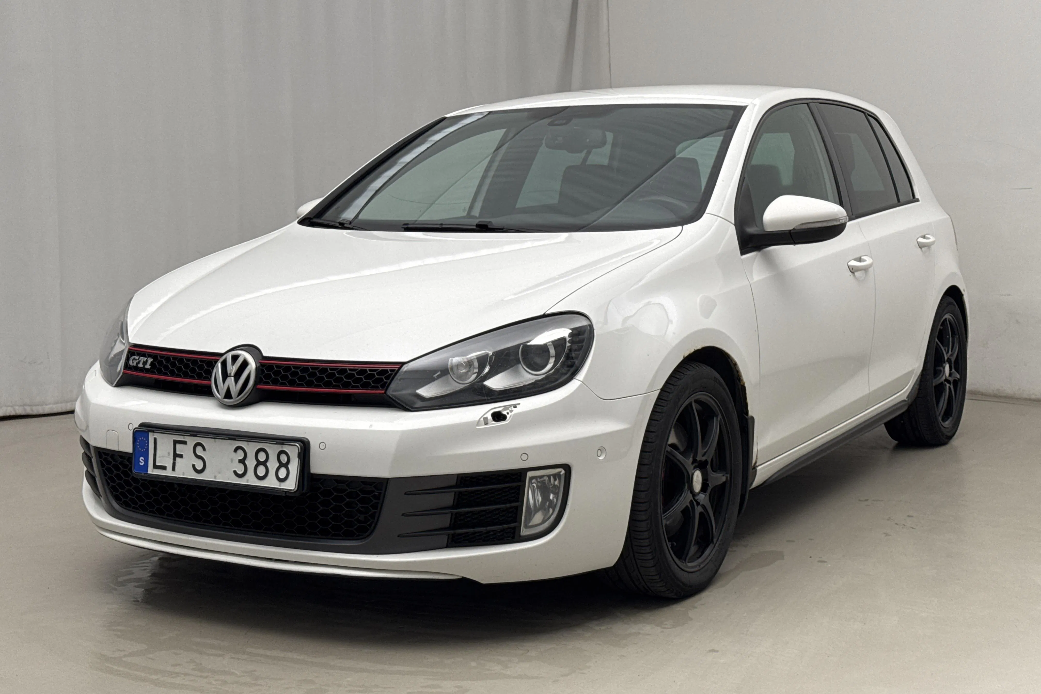 Presentationsfoto 1 av 17: VW Golf VI GTI 2.0 TSI 5dr (211hk) - 23 549 mil - Automat - vit - 2011