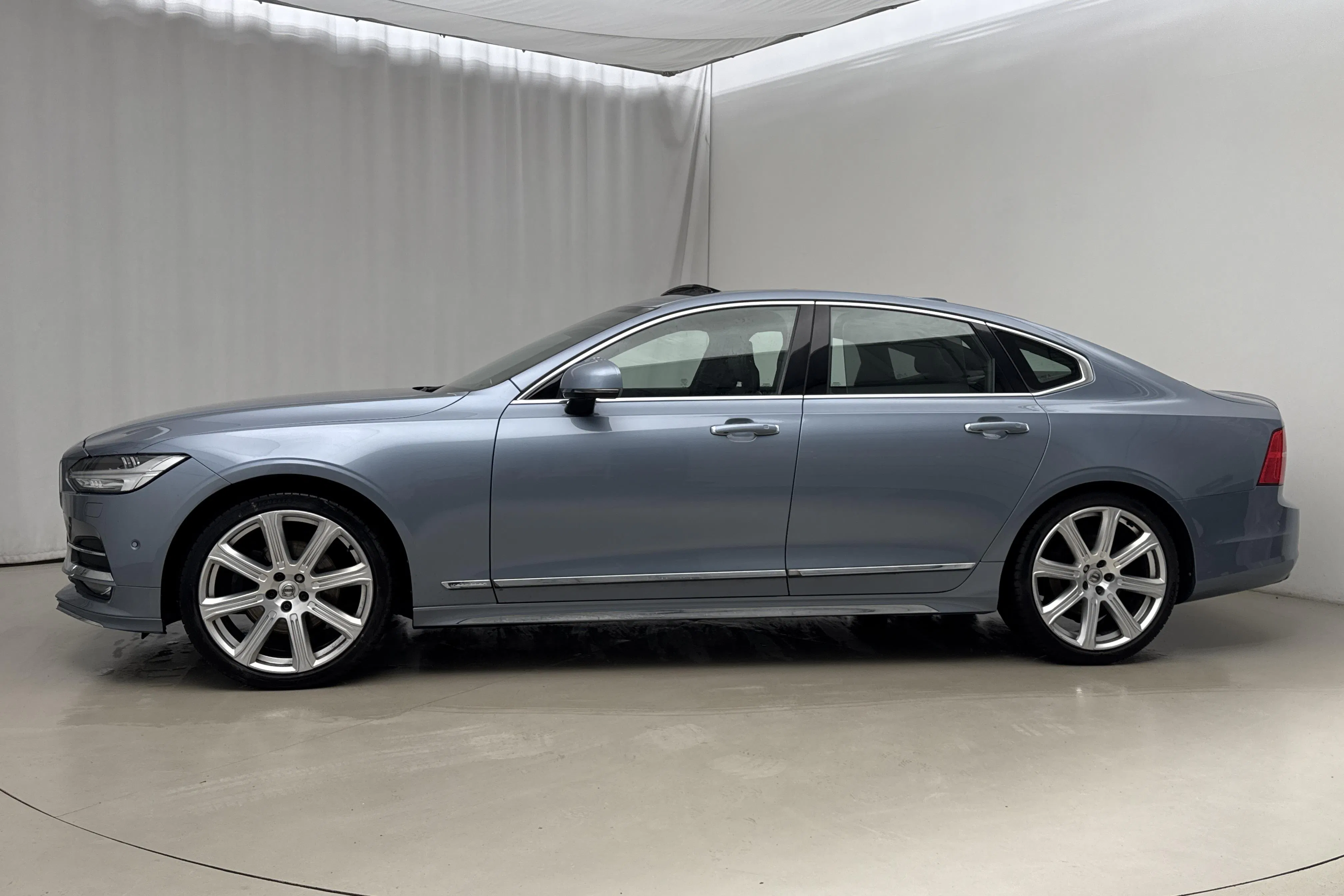 Presentationsfoto 2 av 26: Volvo S90 D5 AWD (235hk) - 19 368 mil - Automat - Light Blue - 2017