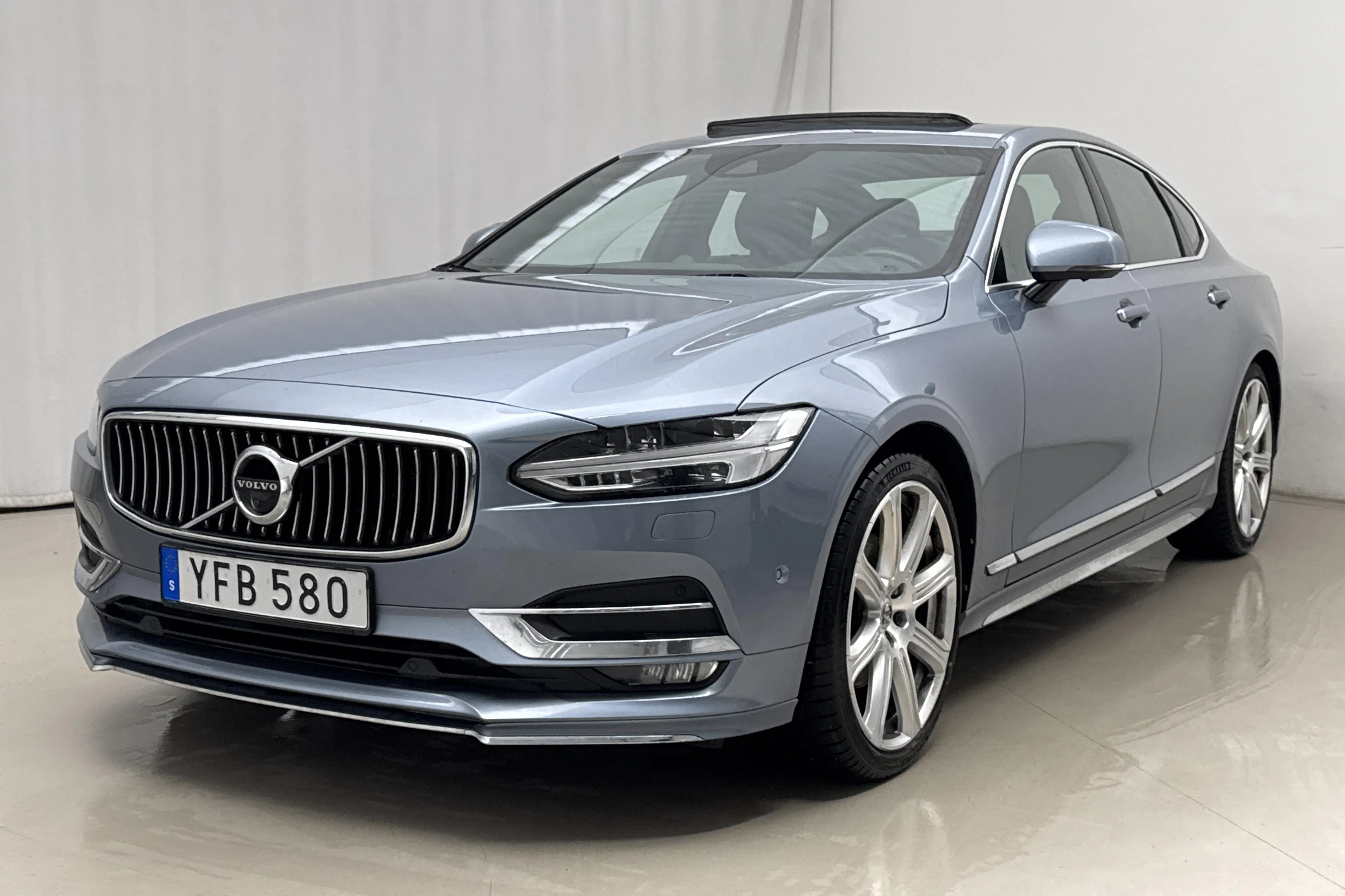 Presentationsfoto 1 av 26: Volvo S90 D5 AWD (235hk) - 19 368 mil - Automat - Light Blue - 2017