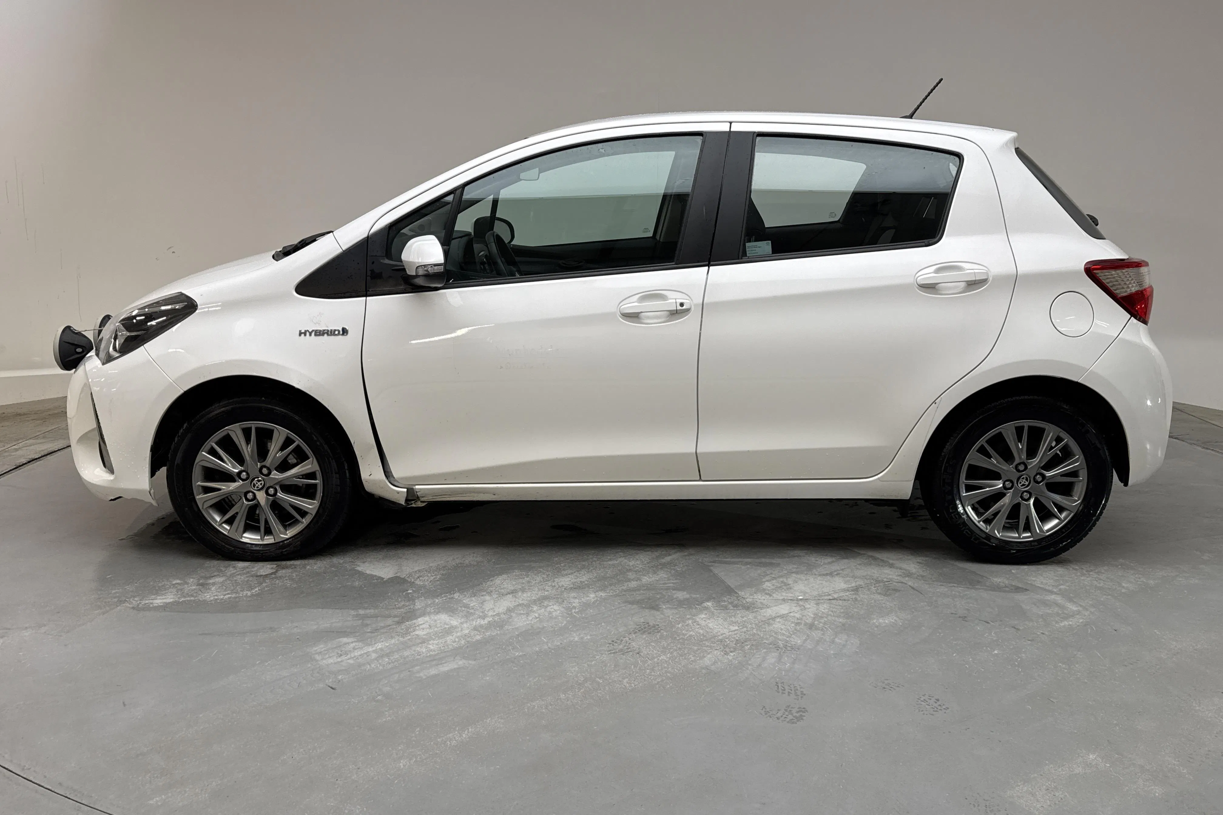 Presentationsfoto 2 av 13: Toyota Yaris 1.5 Hybrid 5dr (101hk) - 10 080 mil - Automat - vit - 2018