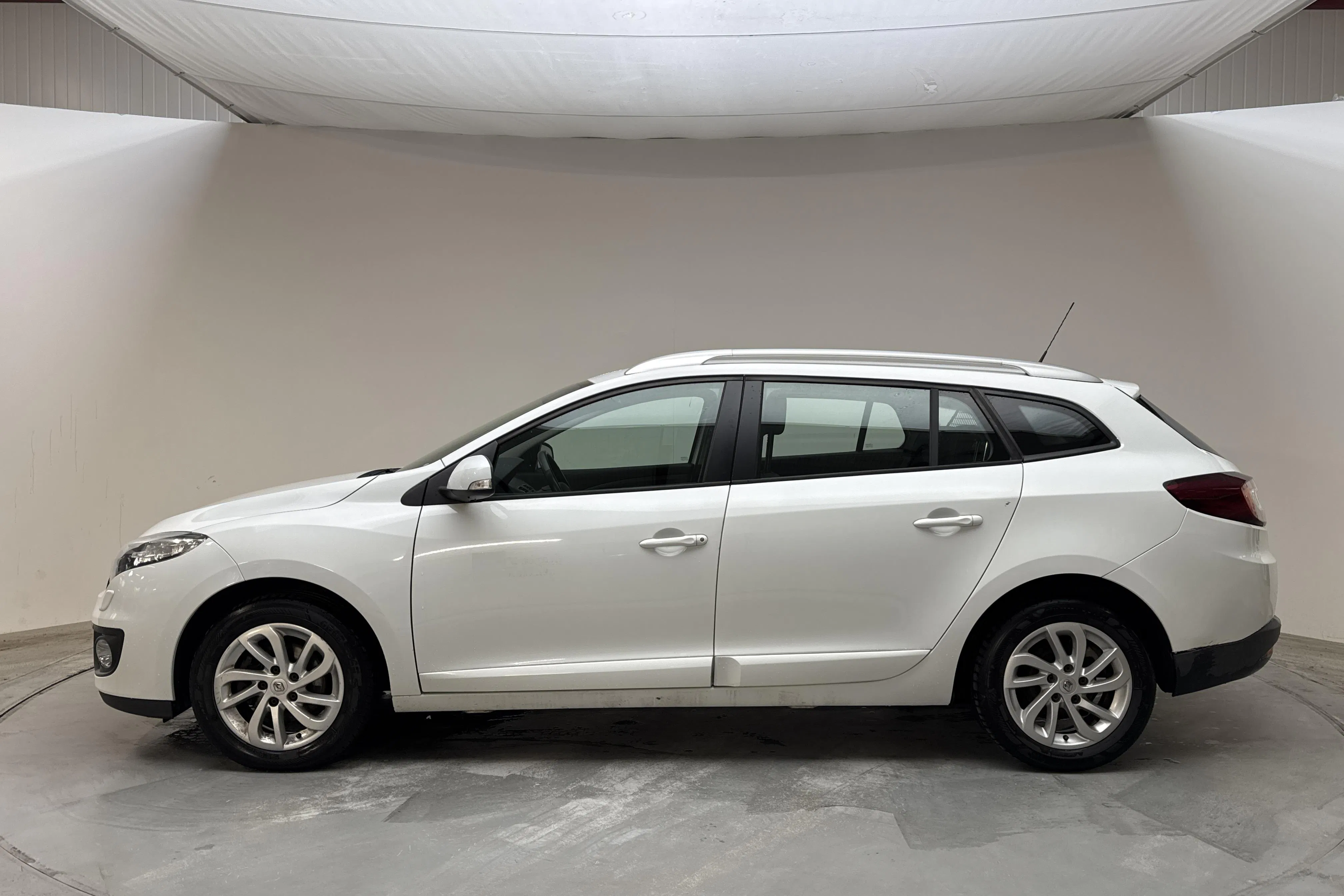 Presentationsfoto 2 av 12: Renault Mégane Phas III 1.5 dCi Sports Tourer (90hk) - 10 874 mil - Manuell - vit - 2013