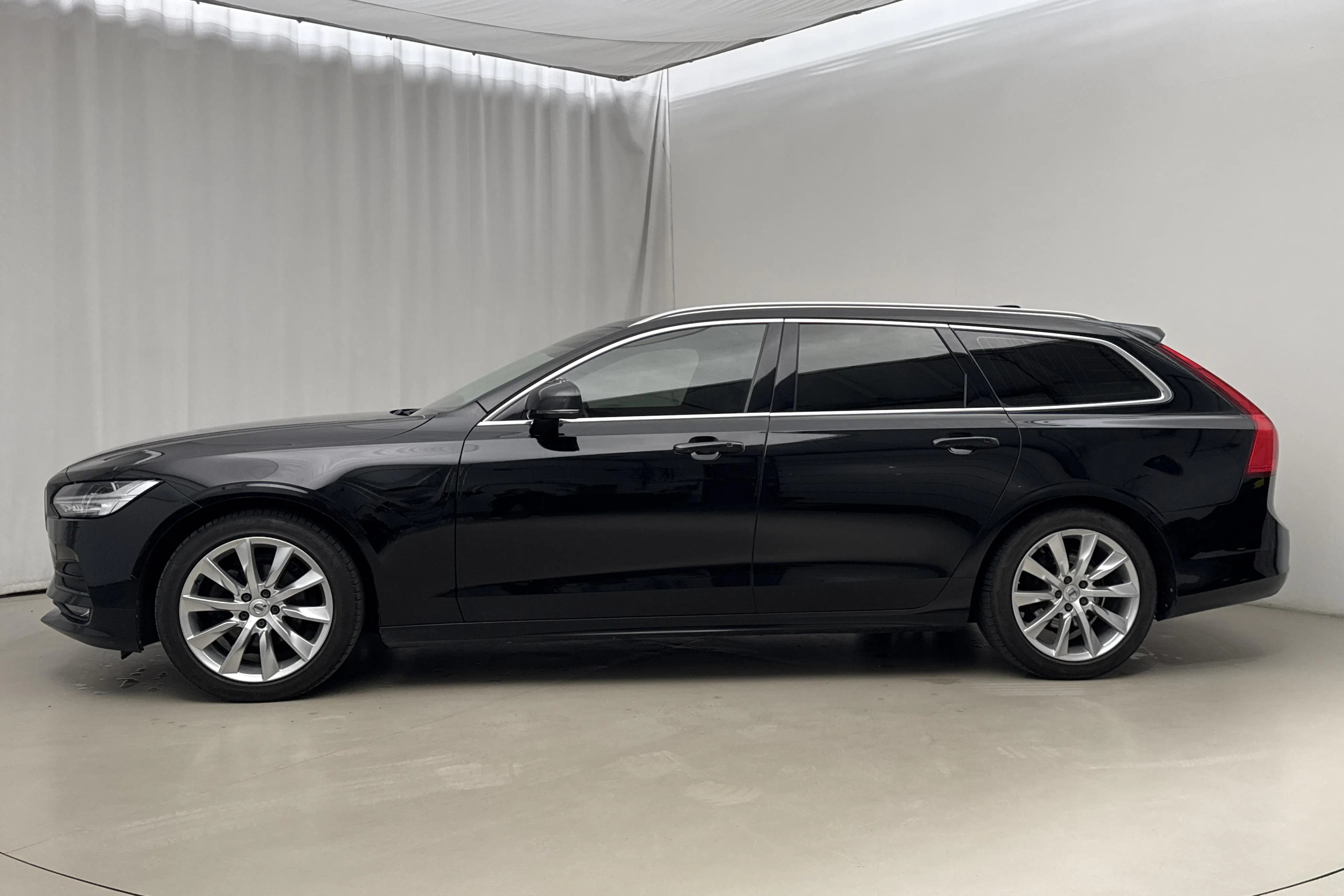 Presentationsfoto 2 av 19: Volvo V90 D4 (190hk) - 17 229 mil - Automat - svart - 2020