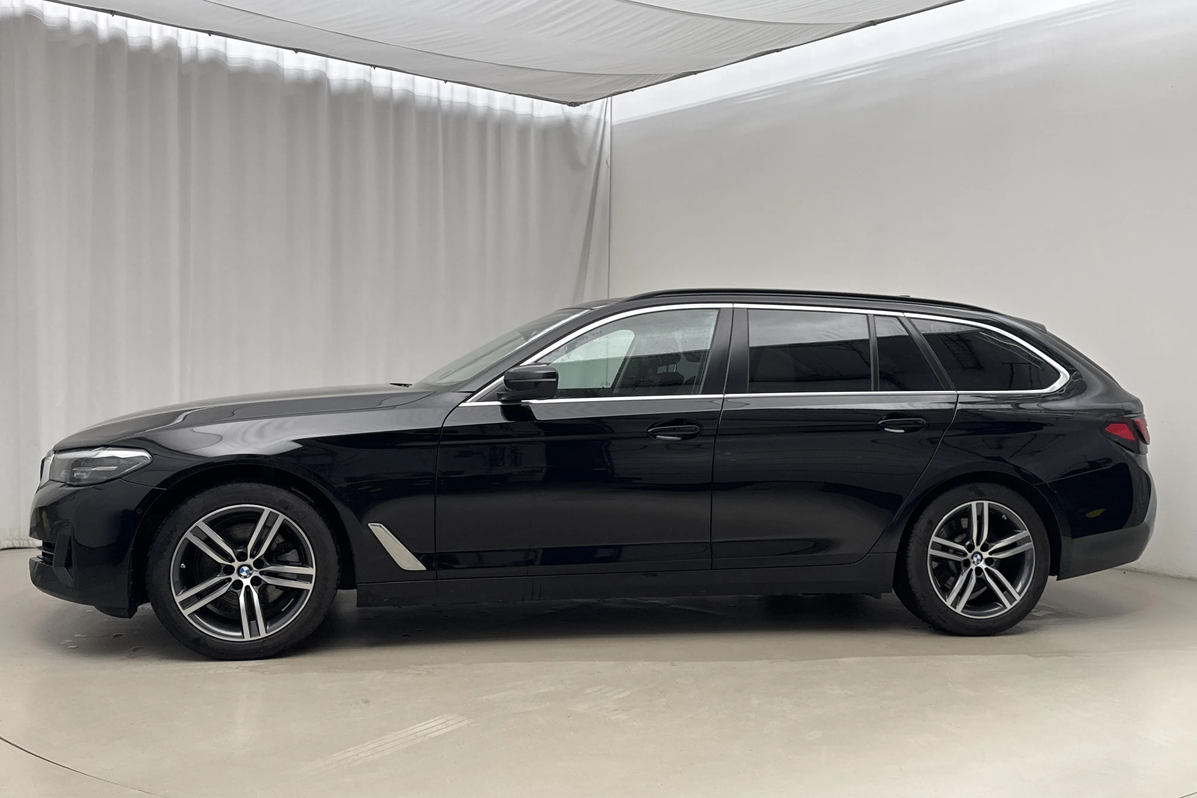Presentationsfoto 2 av 23: BMW 520d xDrive Touring, G31 LCI (190hk+11hk) - 14 933 mil - Automat - svart - 2023