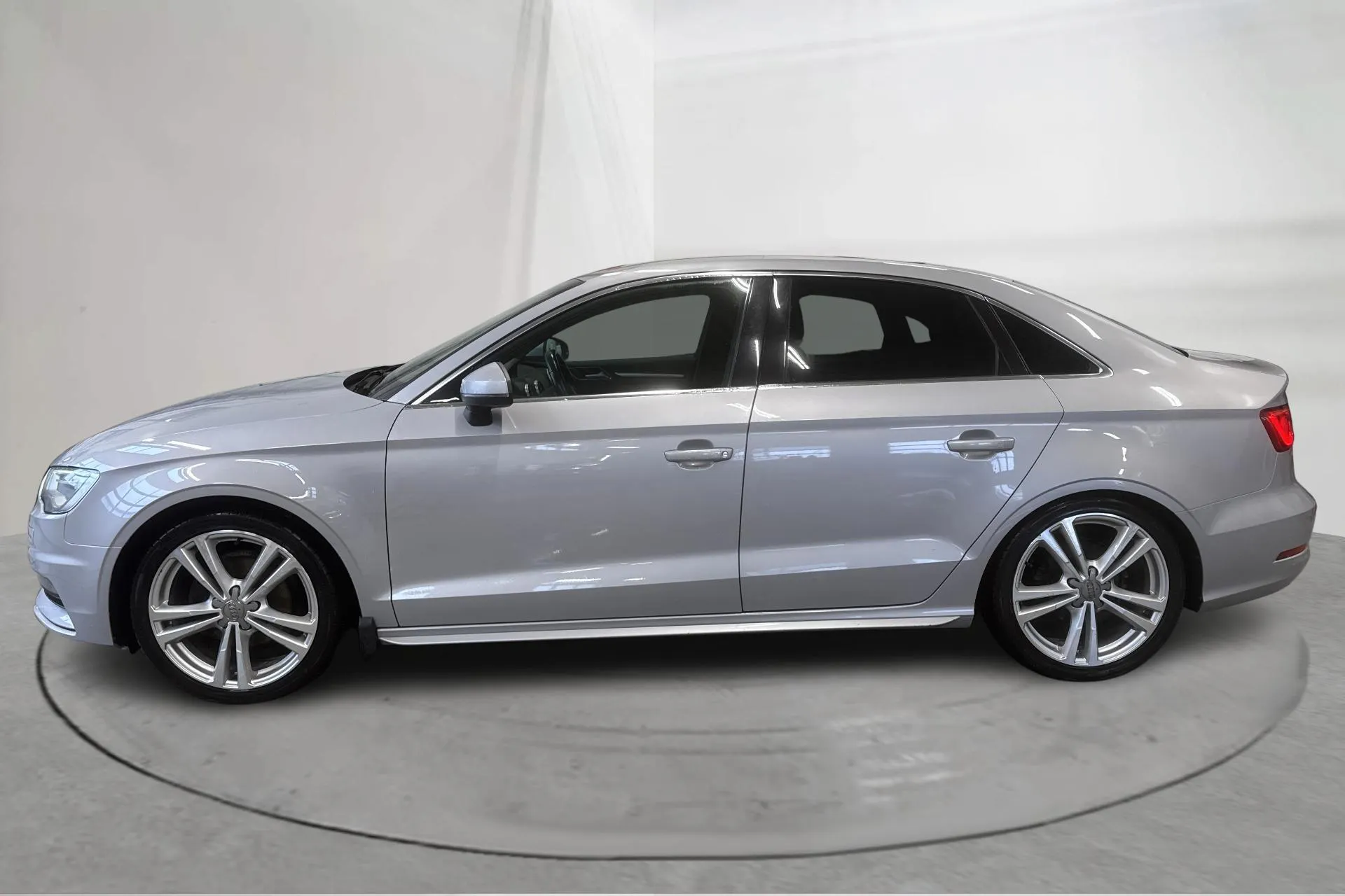 Presentationsfoto 2 av 14: Audi A3 1.4 TFSI Ultra Sedan (150hk) - 20 543 mil - Automat - grå - 2015