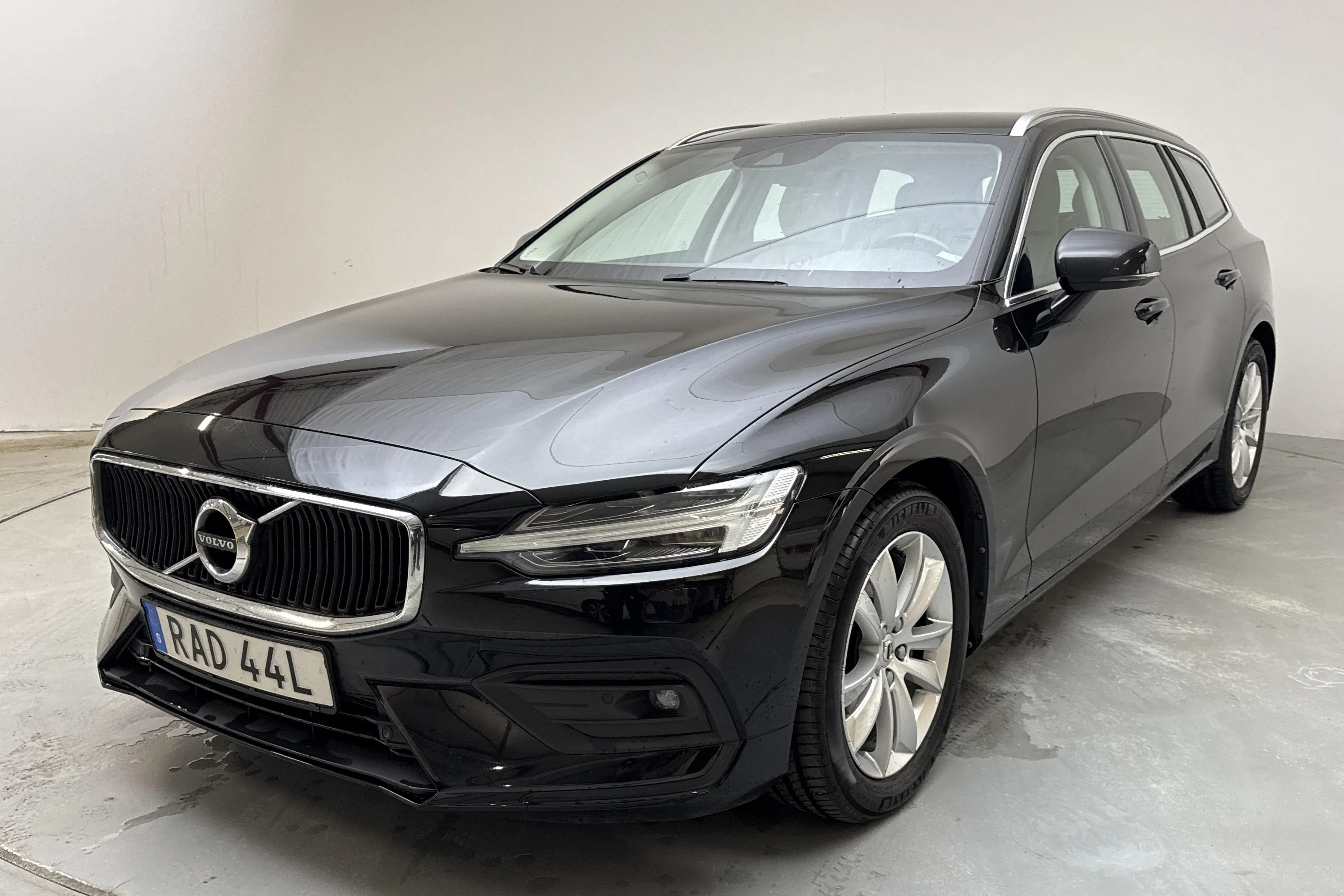 Presentationsfoto 1 av 14: Volvo V60 D4 (190hk) - 12 989 mil - Automat - svart - 2020
