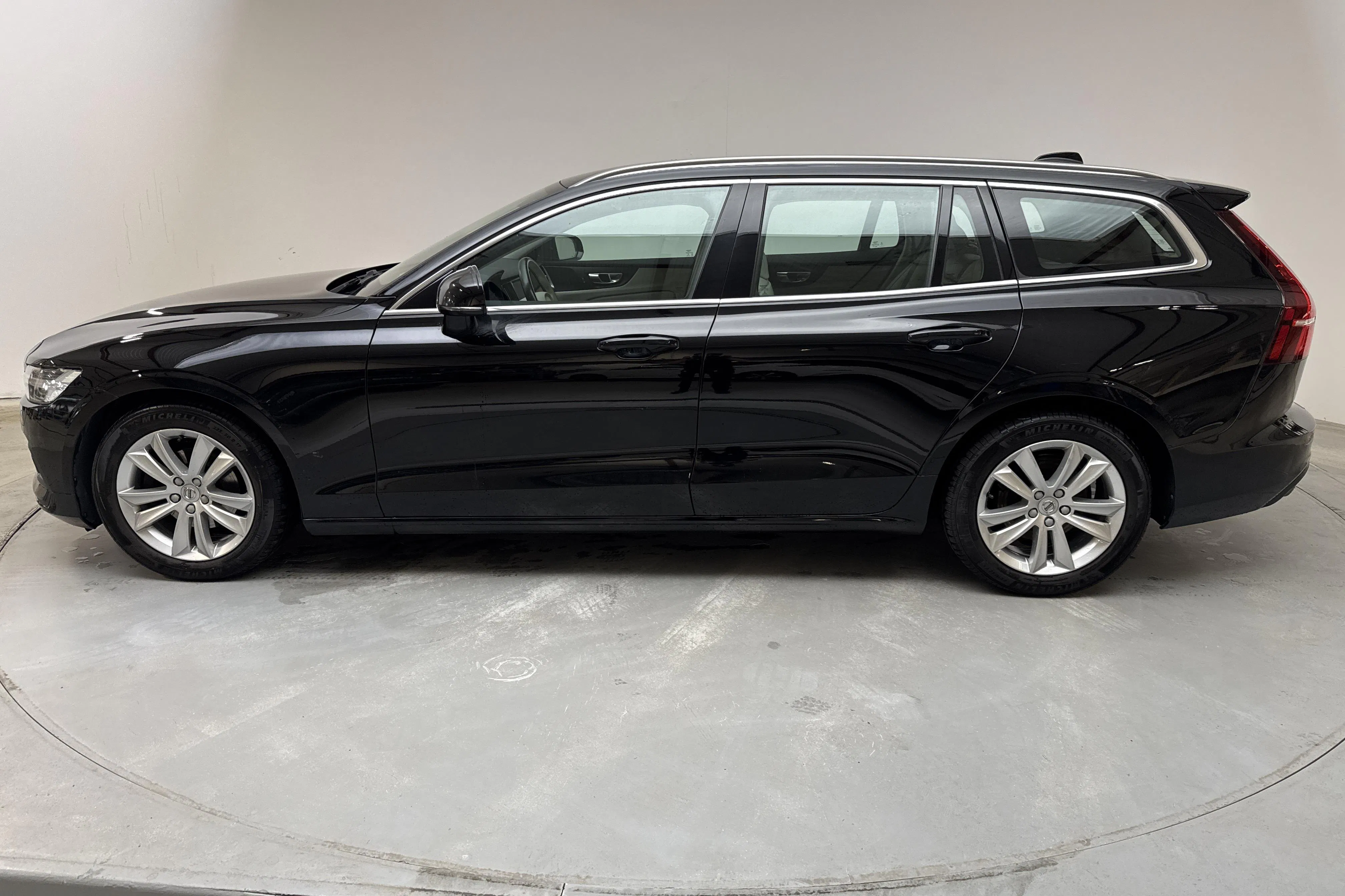Presentationsfoto 2 av 14: Volvo V60 D4 (190hk) - 12 989 mil - Automat - svart - 2020