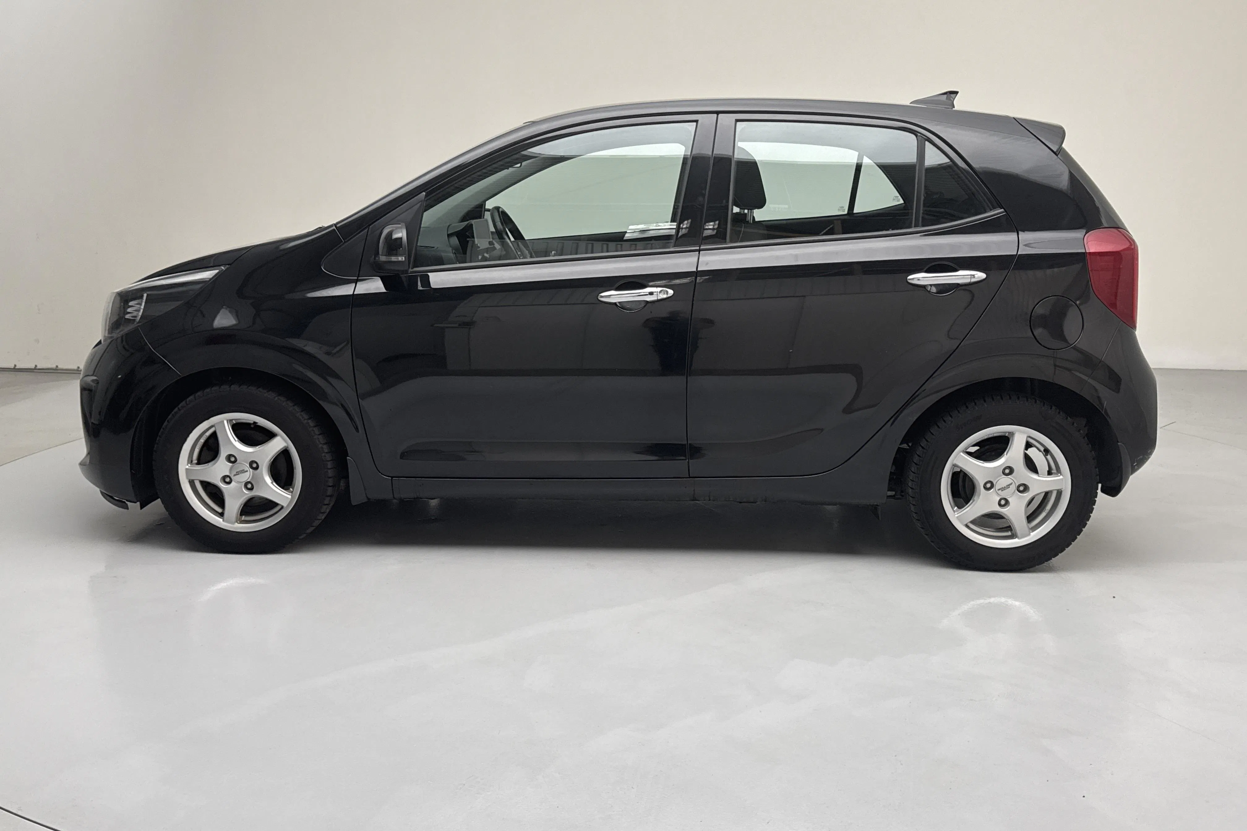 Presentationsfoto 2 av 14: KIA Picanto 1.0 DPI (67hk) - 8 263 mil - Manuell - svart - 2023