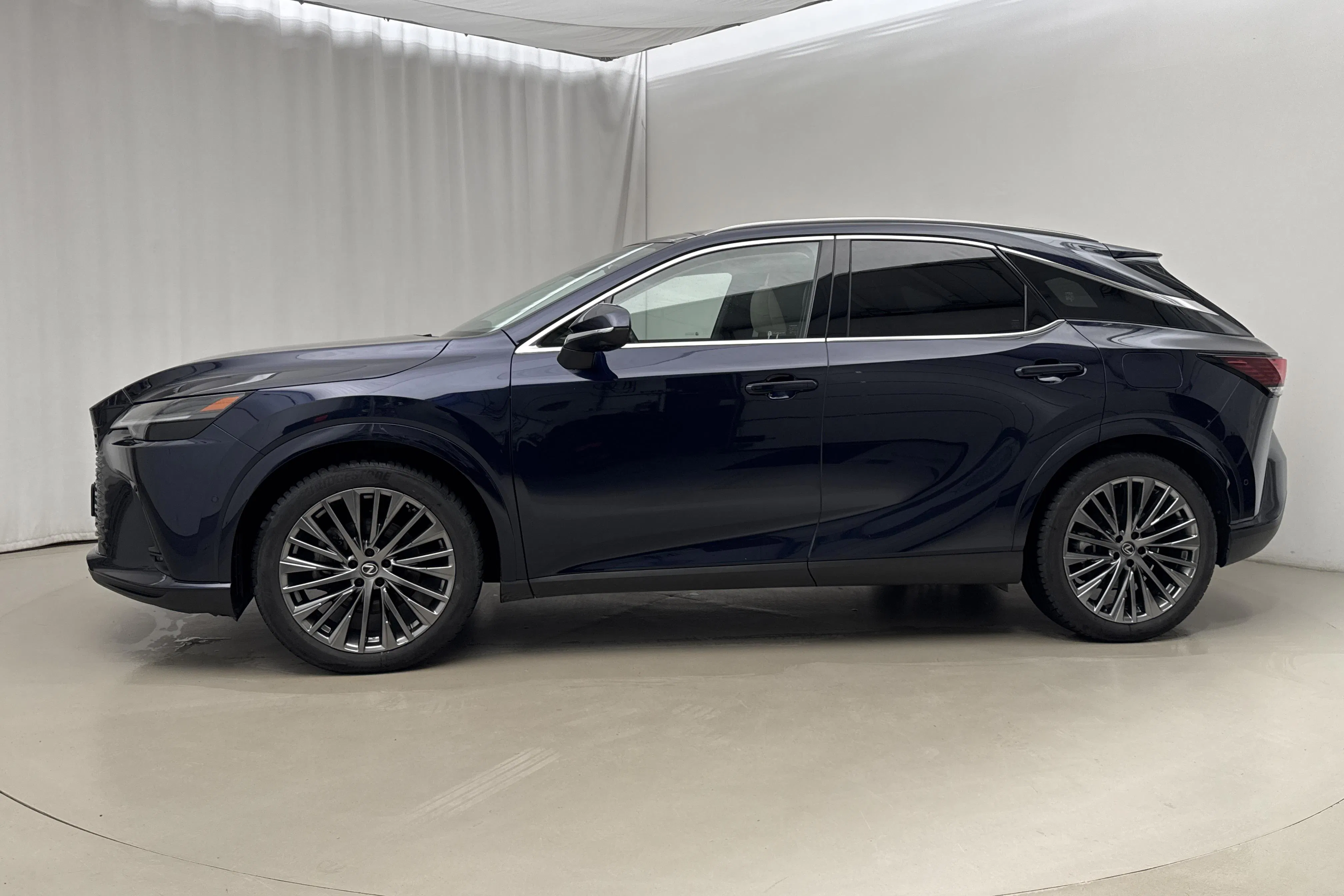 Presentationsfoto 2 av 29: Lexus RX 450h+ AWD (309hk) - 7 187 mil - Automat - Mörkblå - 2023
