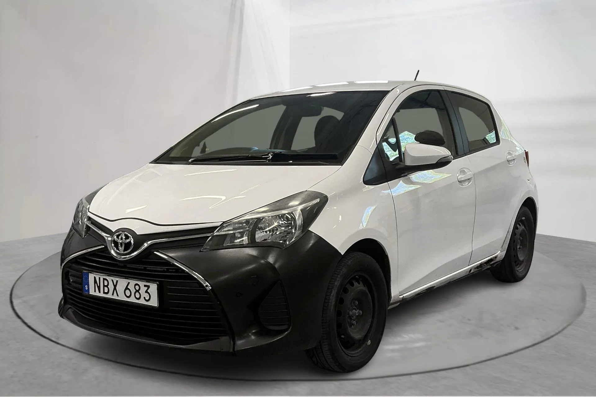 Presentationsfoto 1 av 14: Toyota Yaris 1.33 5dr (100hk) - 19 847 mil - Automat - vit - 2016