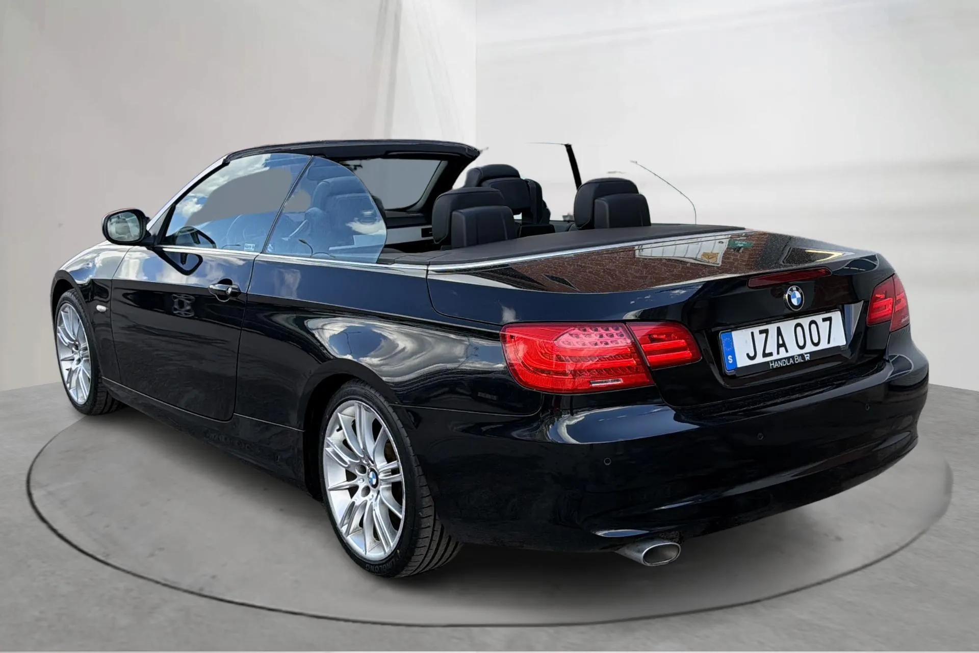 Presentationsfoto 2 av 15: BMW 320d Cabriolet, E93 (184hk) - 20 462 mil - Manuell - svart - 2011