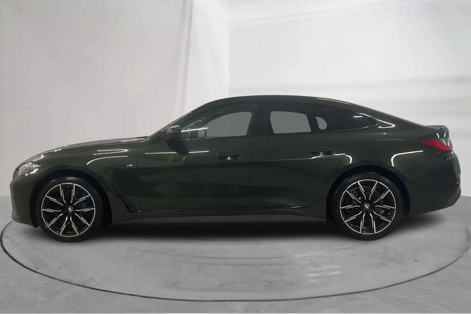 Presentationsfoto 2 av 32: BMW i4 M50 xDrive, G26 (544hk) - 10 550 mil - Automat - grön - 2024