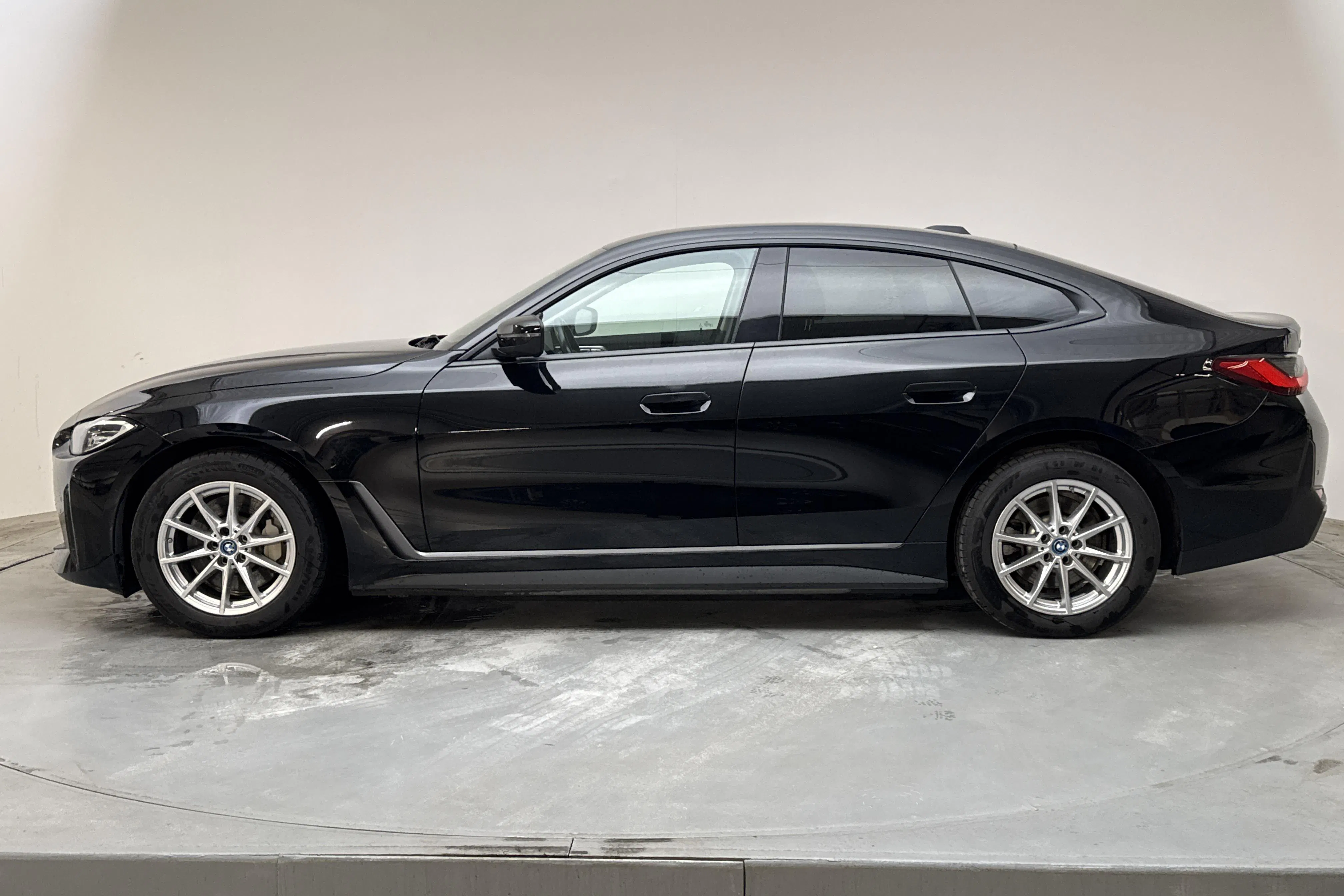 Presentationsfoto 2 av 17: BMW i4 eDrive40, G26 (340hk) - 8 744 mil - Automat - svart - 2023