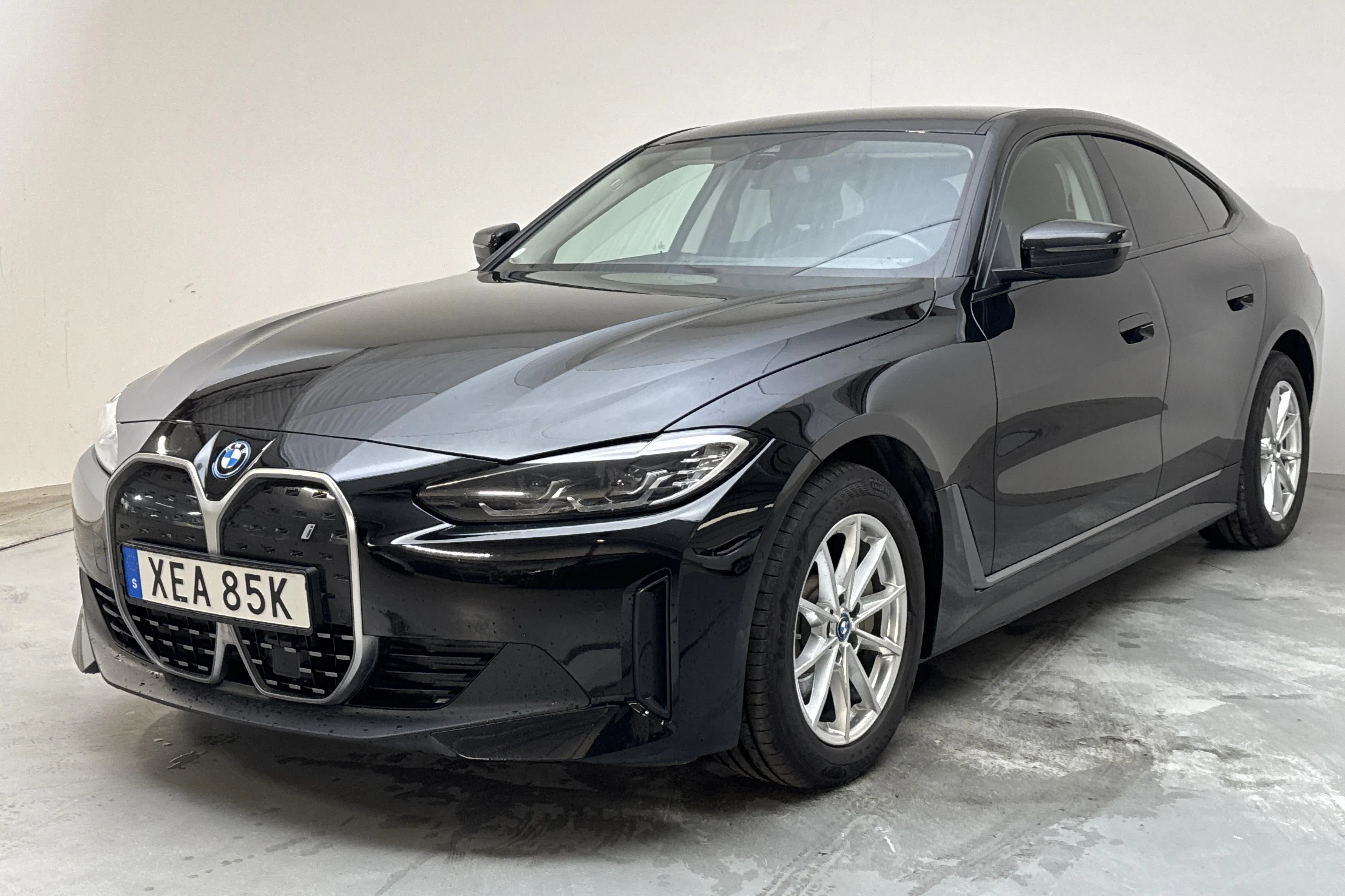 Presentationsfoto 1 av 17: BMW i4 eDrive40, G26 (340hk) - 8 744 mil - Automat - svart - 2023