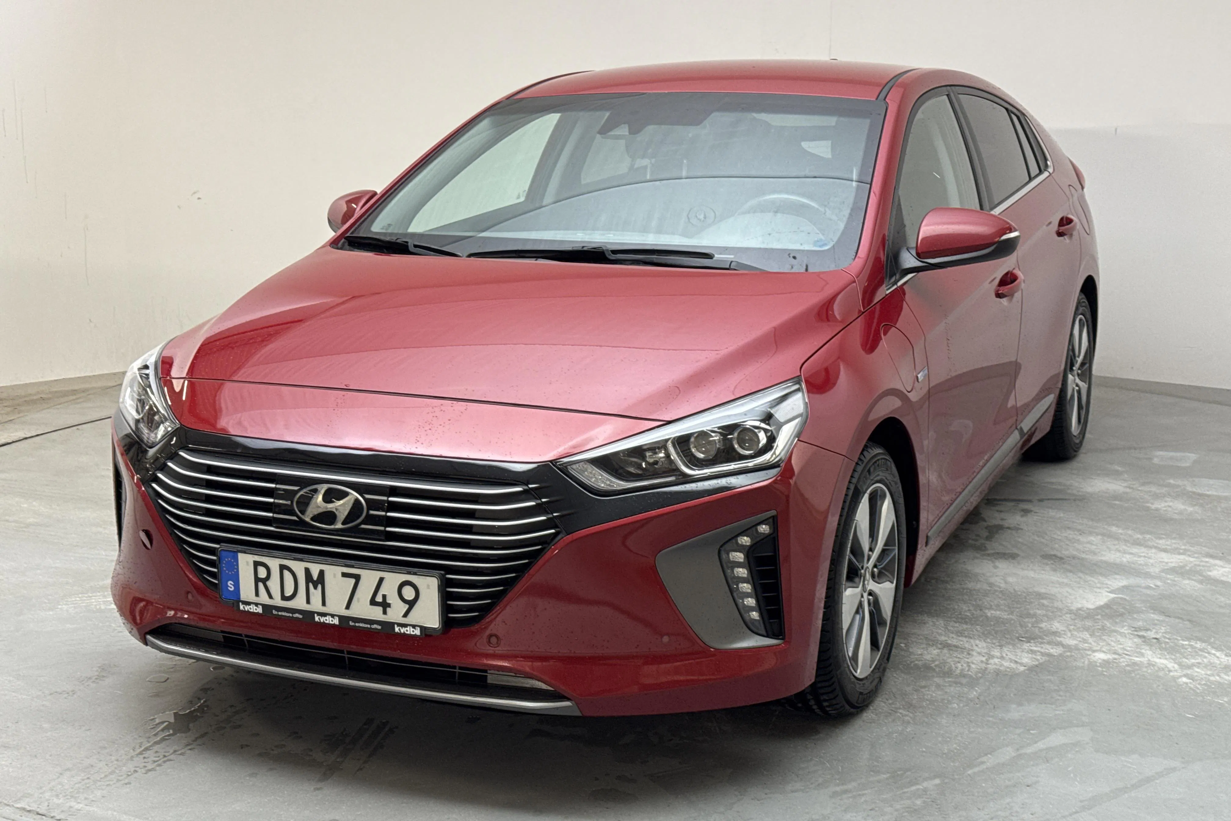 Presentationsfoto 1 av 16: Hyundai IONIQ Plug-in (141hk) - 8 614 mil - Automat - röd - 2019