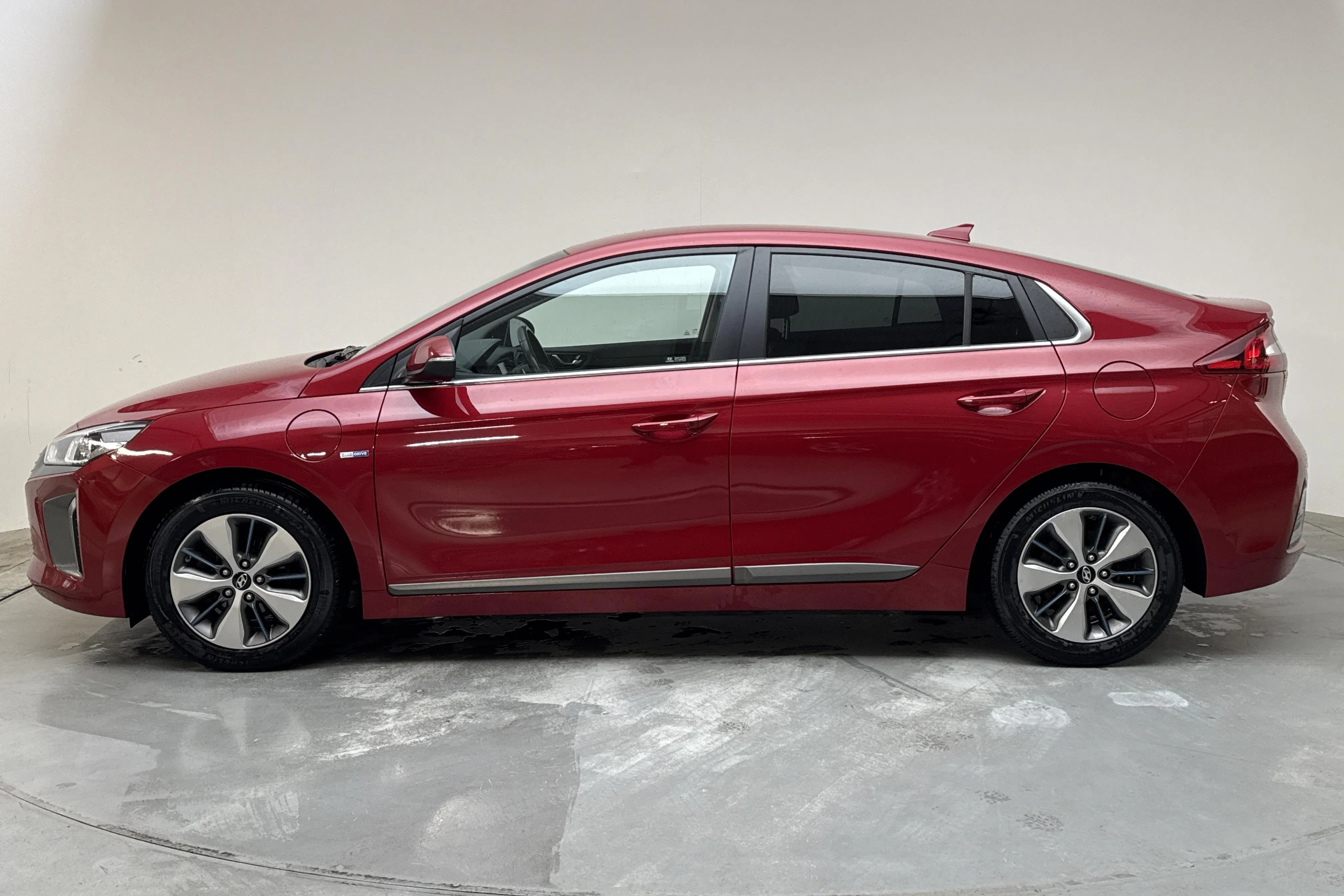 Presentationsfoto 2 av 16: Hyundai IONIQ Plug-in (141hk) - 8 614 mil - Automat - röd - 2019