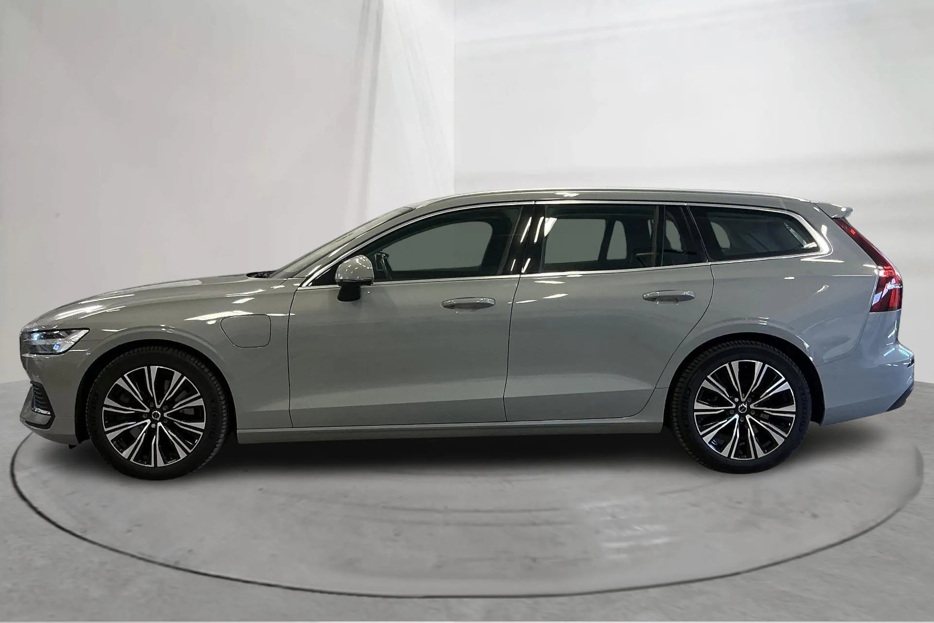 Presentationsfoto 2 av 22: Volvo V60 T6 AWD Recharge (350hk) - 12 630 mil - Automat - grå - 2024