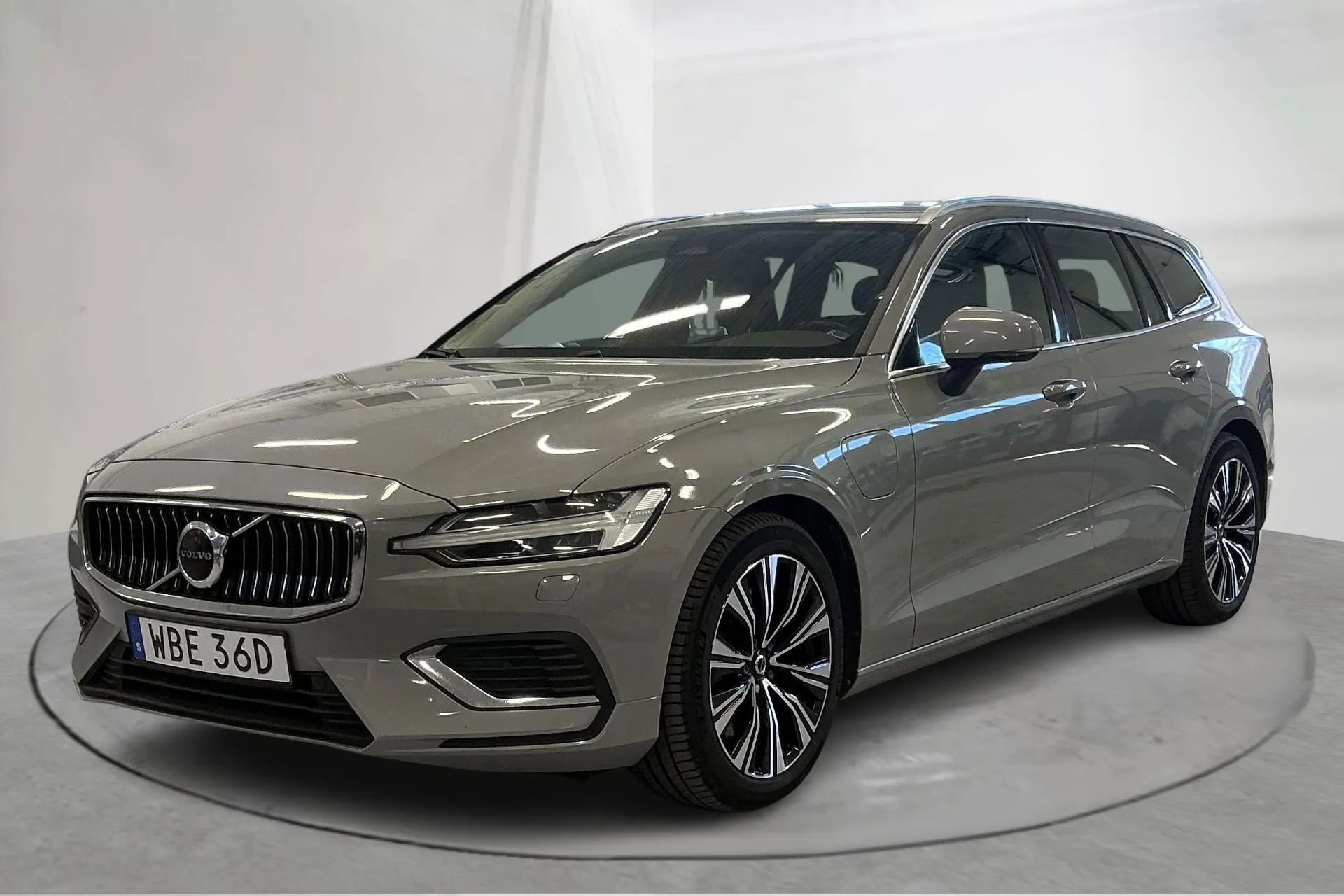 Presentationsfoto 1 av 22: Volvo V60 T6 AWD Recharge (350hk) - 12 630 mil - Automat - grå - 2024