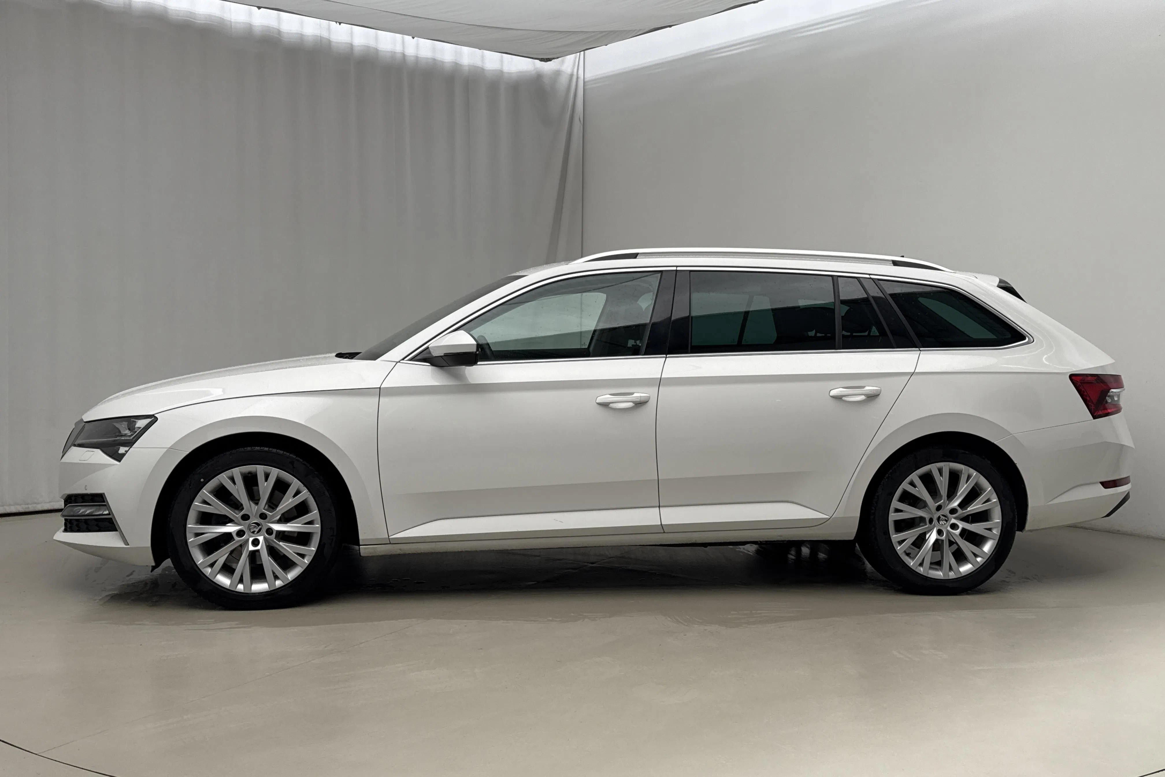 Presentationsfoto 2 av 23: Skoda Superb 1.4 TSI PHEV Kombi (218hk) - 12 534 mil - Automat - vit - 2020