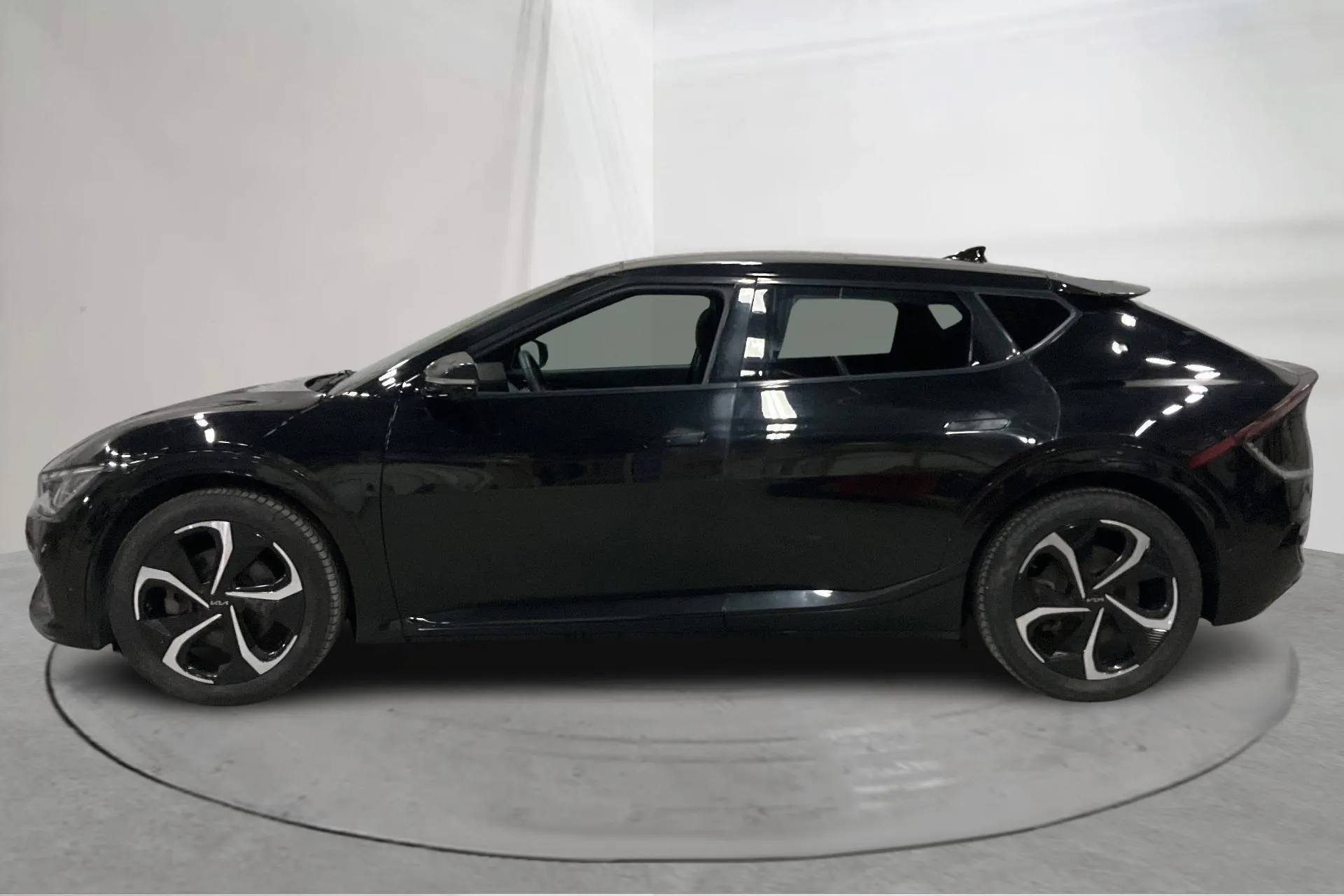 Presentationsfoto 2 av 24: KIA EV6 AWD (325hk) - 13 840 mil - Automat - svart - 2022