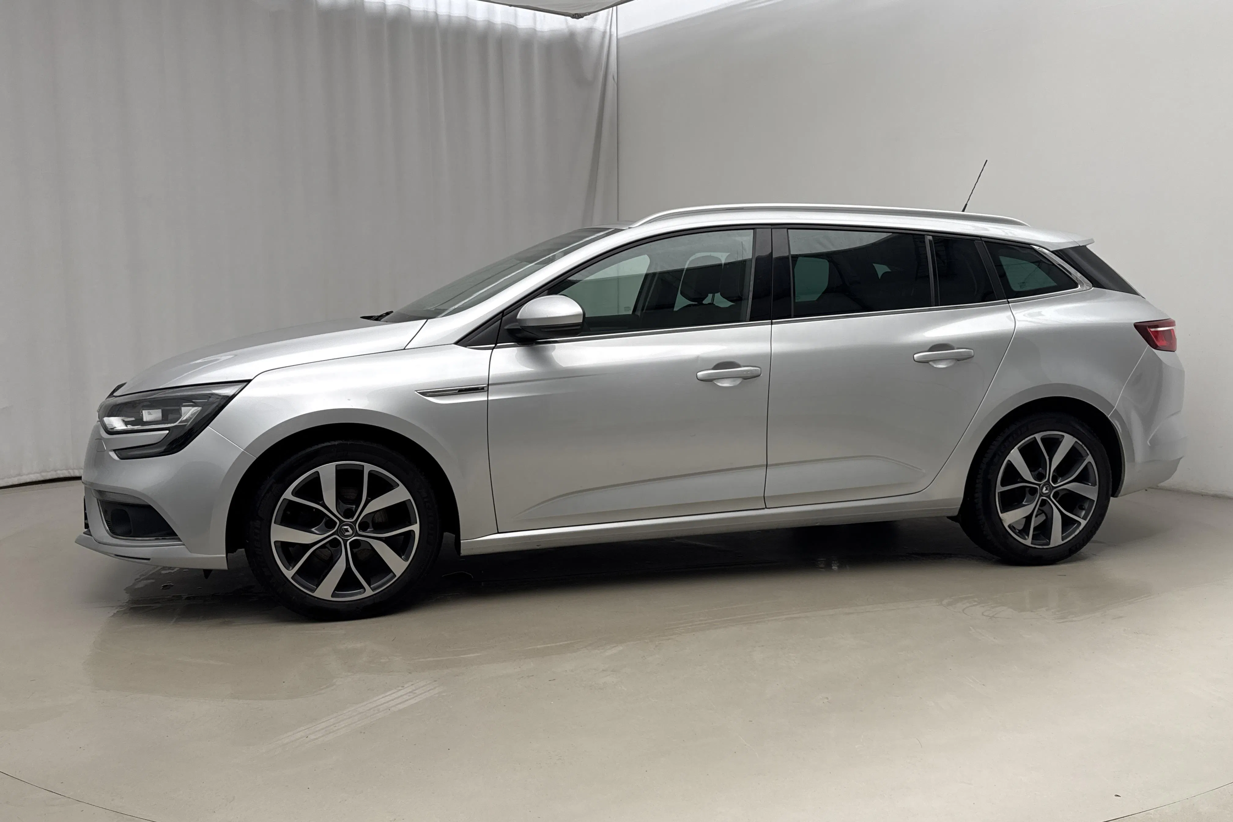 Presentationsfoto 2 av 22: Renault Mégane 1.2 TCe Sport Tourer (130hk) - 11 559 mil - Manuell - silver - 2017