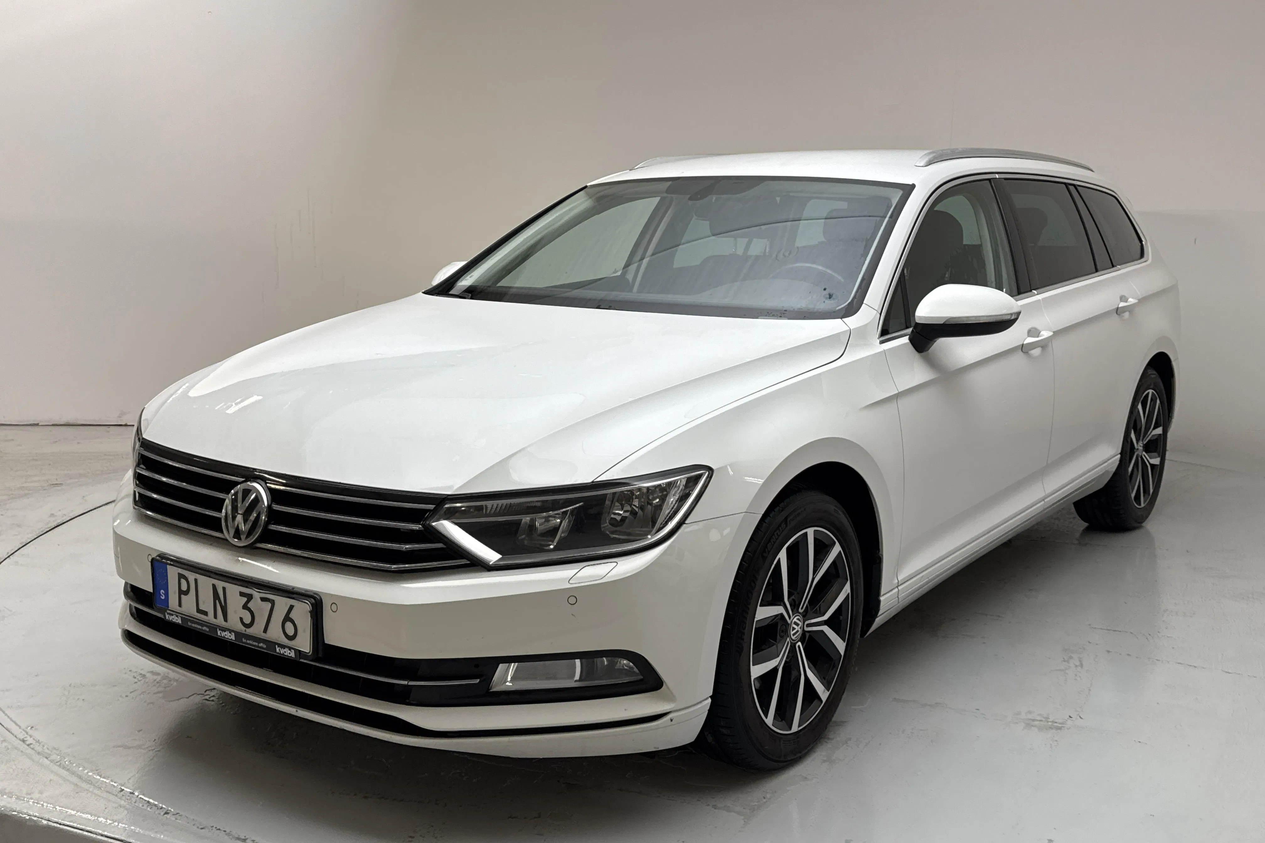Presentationsfoto 1 av 13: VW Passat 2.0 TDI Sportscombi (150hk) - 13 892 mil - Automat - vit - 2018