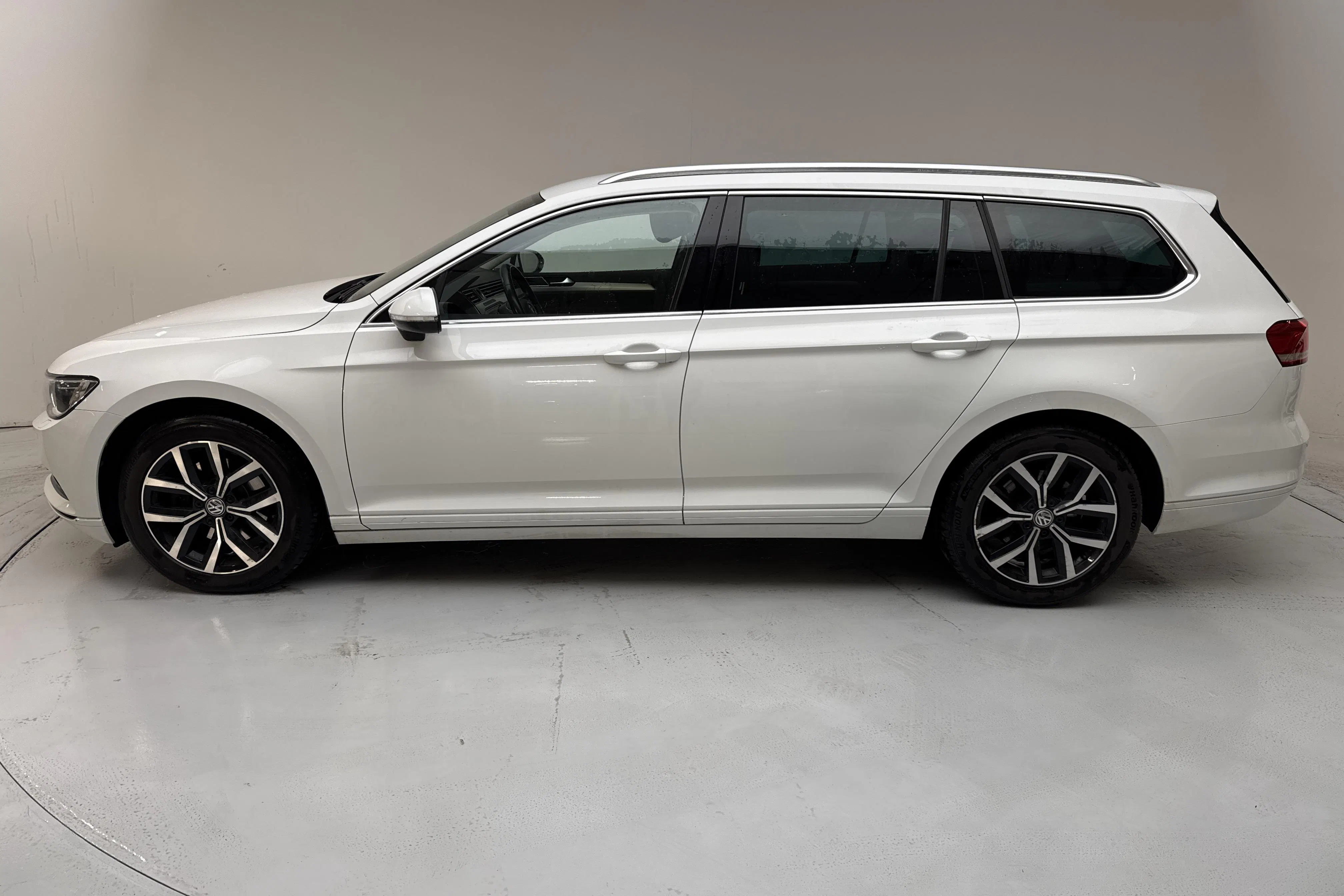 Presentationsfoto 2 av 13: VW Passat 2.0 TDI Sportscombi (150hk) - 13 892 mil - Automat - vit - 2018