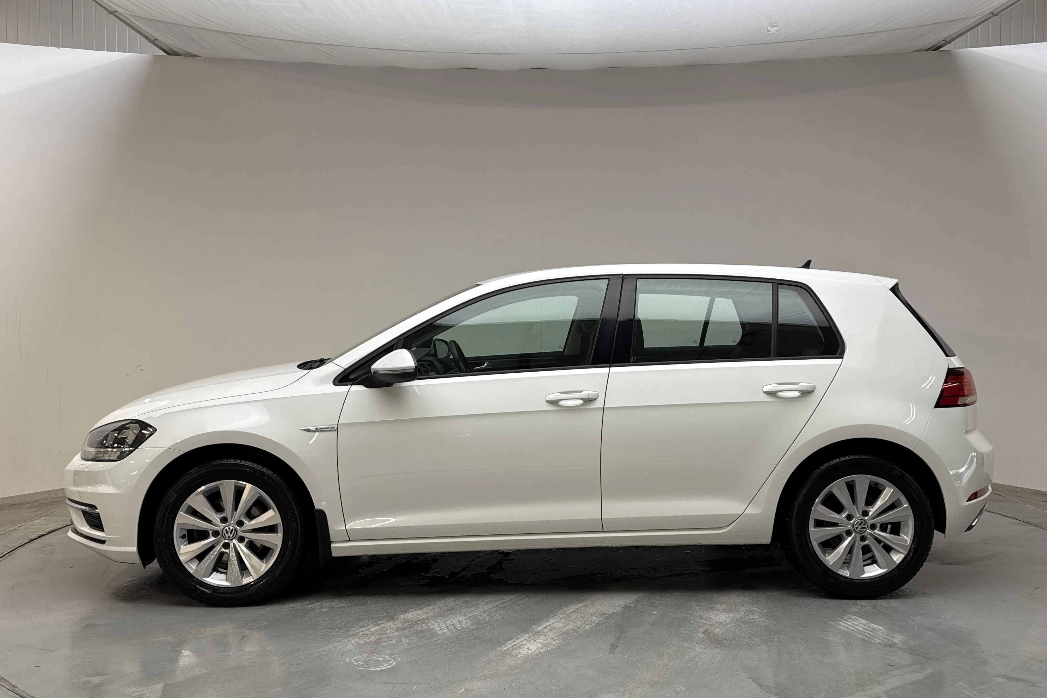 Presentationsfoto 2 av 12: VW Golf VII 1.4 TGI 5dr (110hk) - 4 838 mil - Manuell - vit - 2018