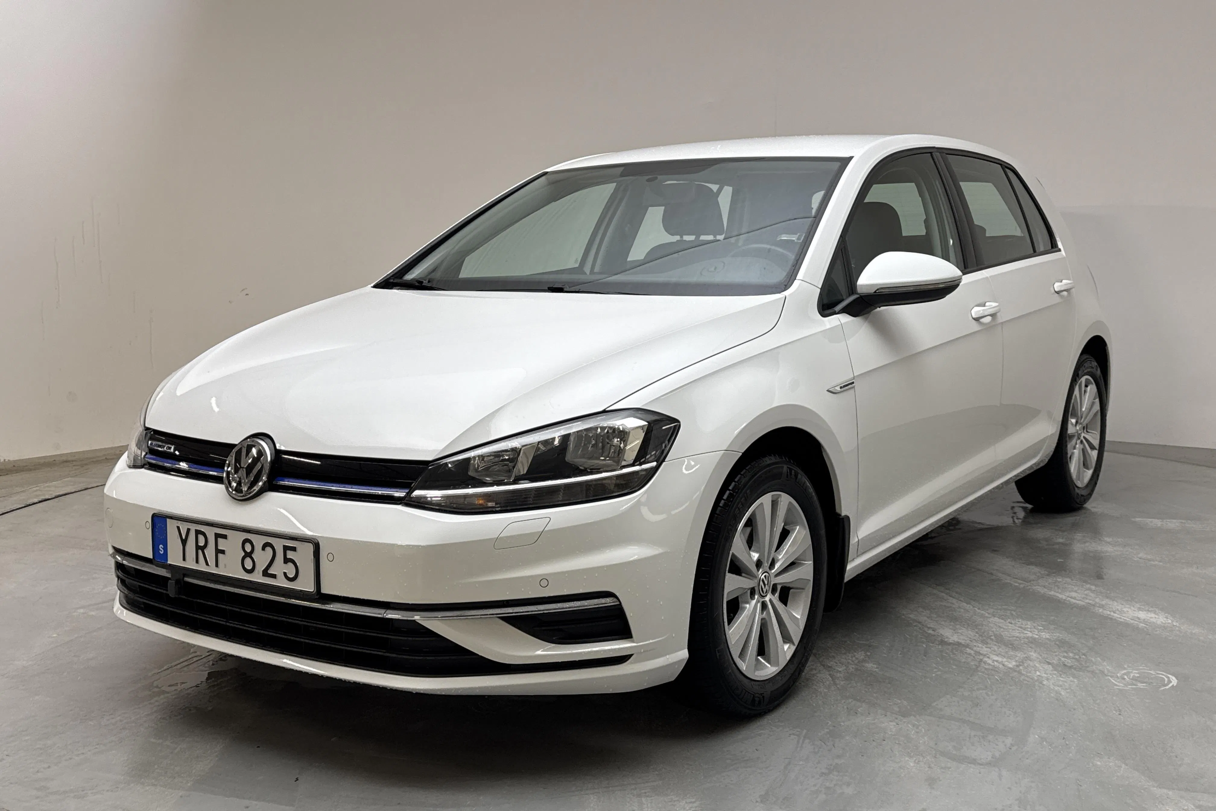Presentationsfoto 1 av 12: VW Golf VII 1.4 TGI 5dr (110hk) - 4 838 mil - Manuell - vit - 2018