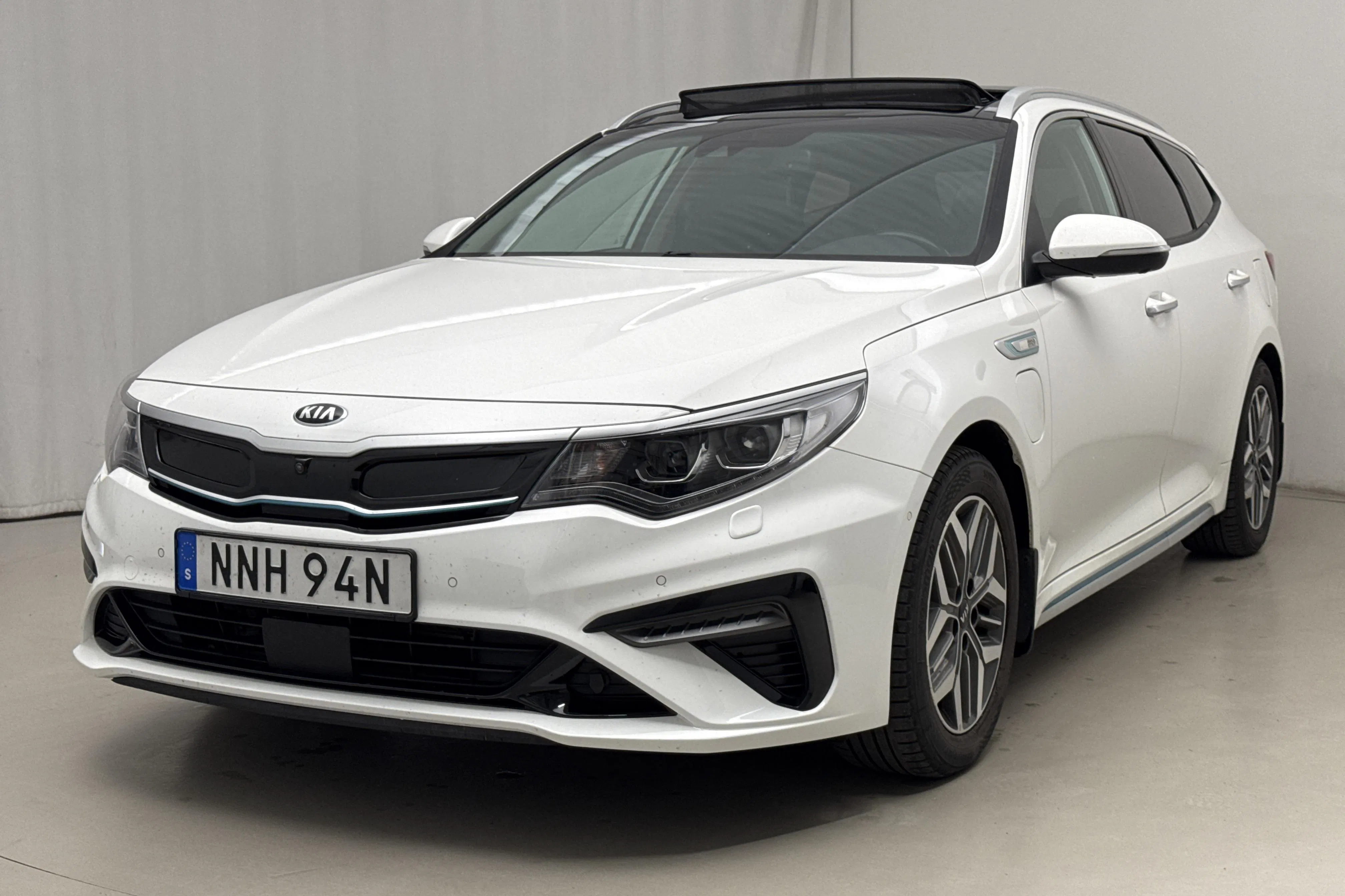 Presentation photo 1 of 23: KIA Optima 2.0 GDi Plug-in Hybrid SW (205hk) - 215 350 km - Automatic - white - 2020