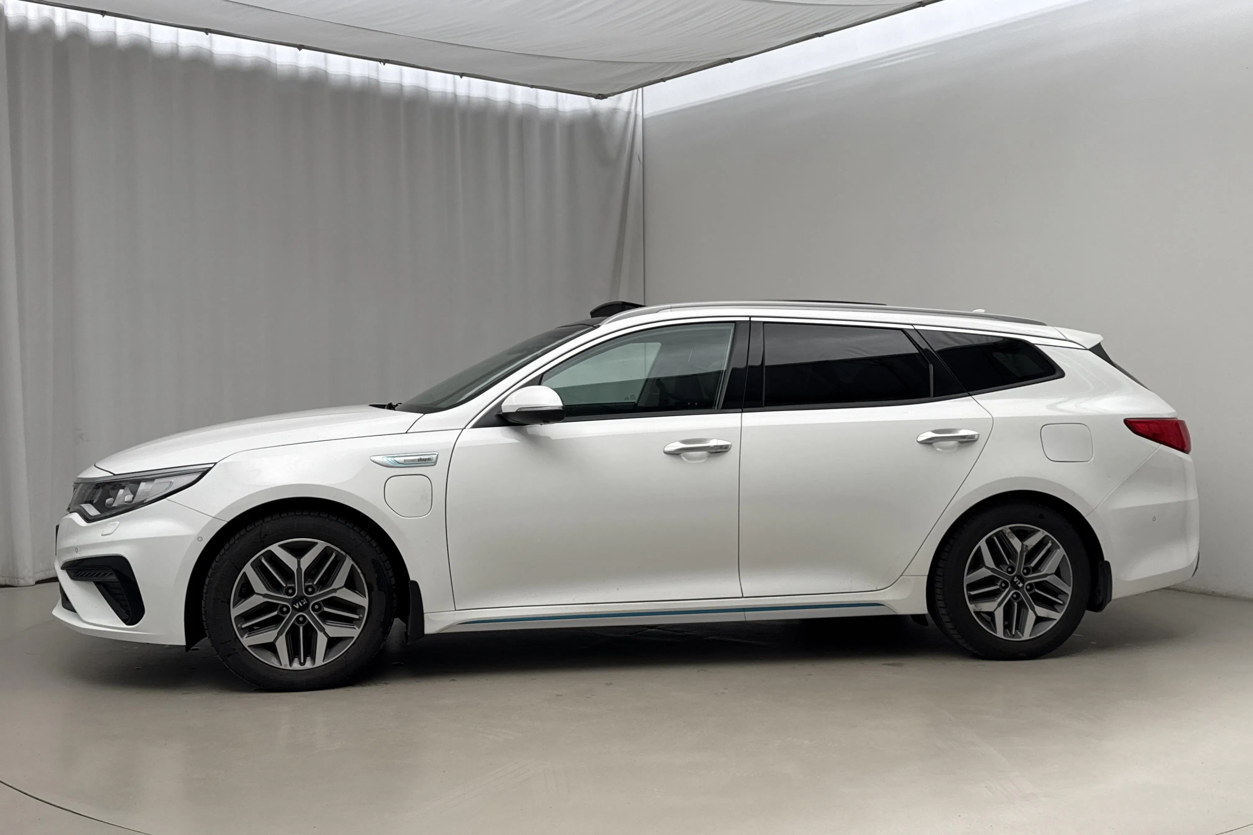 Presentation photo 2 of 23: KIA Optima 2.0 GDi Plug-in Hybrid SW (205hk) - 215 350 km - Automatic - white - 2020