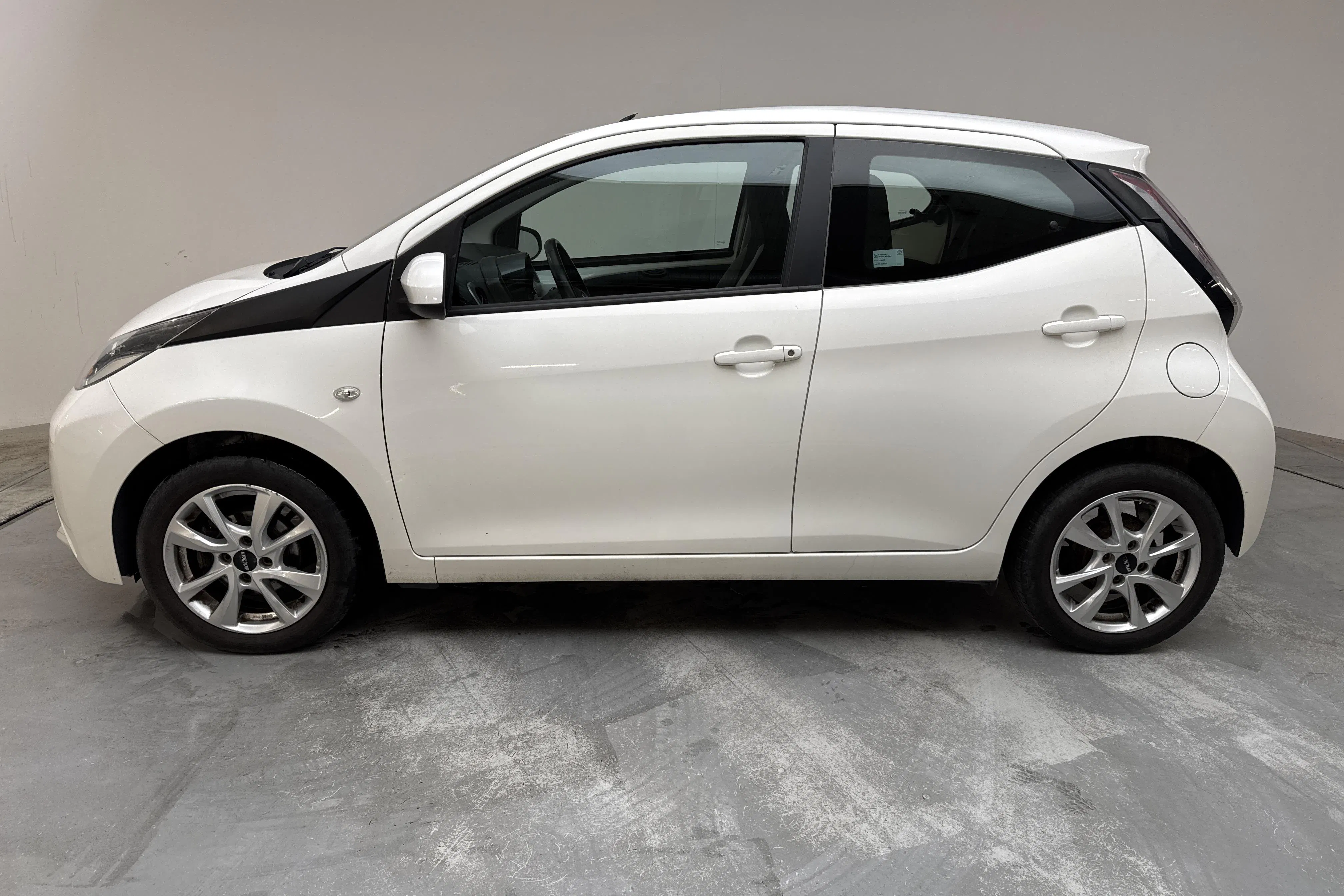 Presentationsfoto 2 av 12: Toyota Aygo 1.0 5dr (69hk) - 10 923 mil - Manuell - vit - 2015