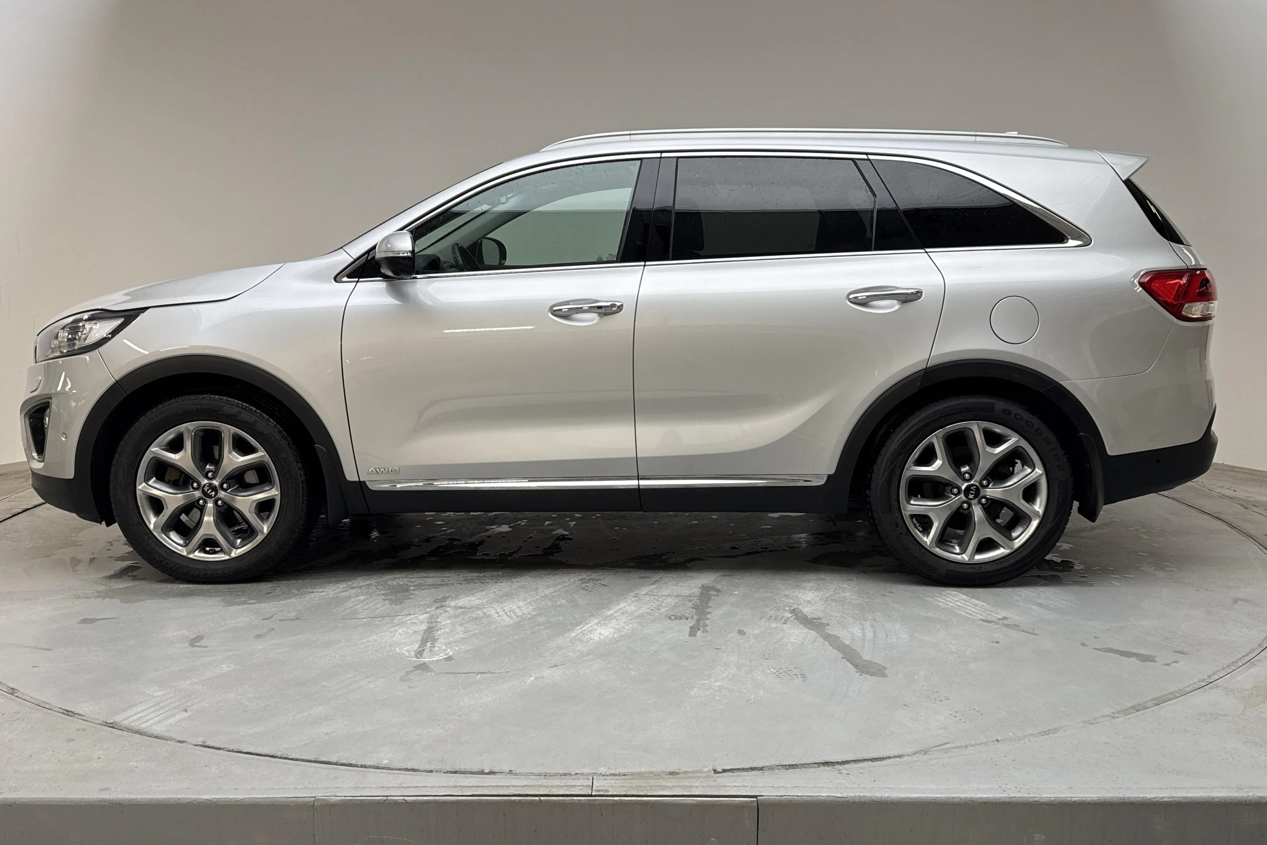 Presentationsfoto 2 av 16: KIA Sorento 2.2 CRDi (200hk) - 22 965 mil - Automat - grå - 2015