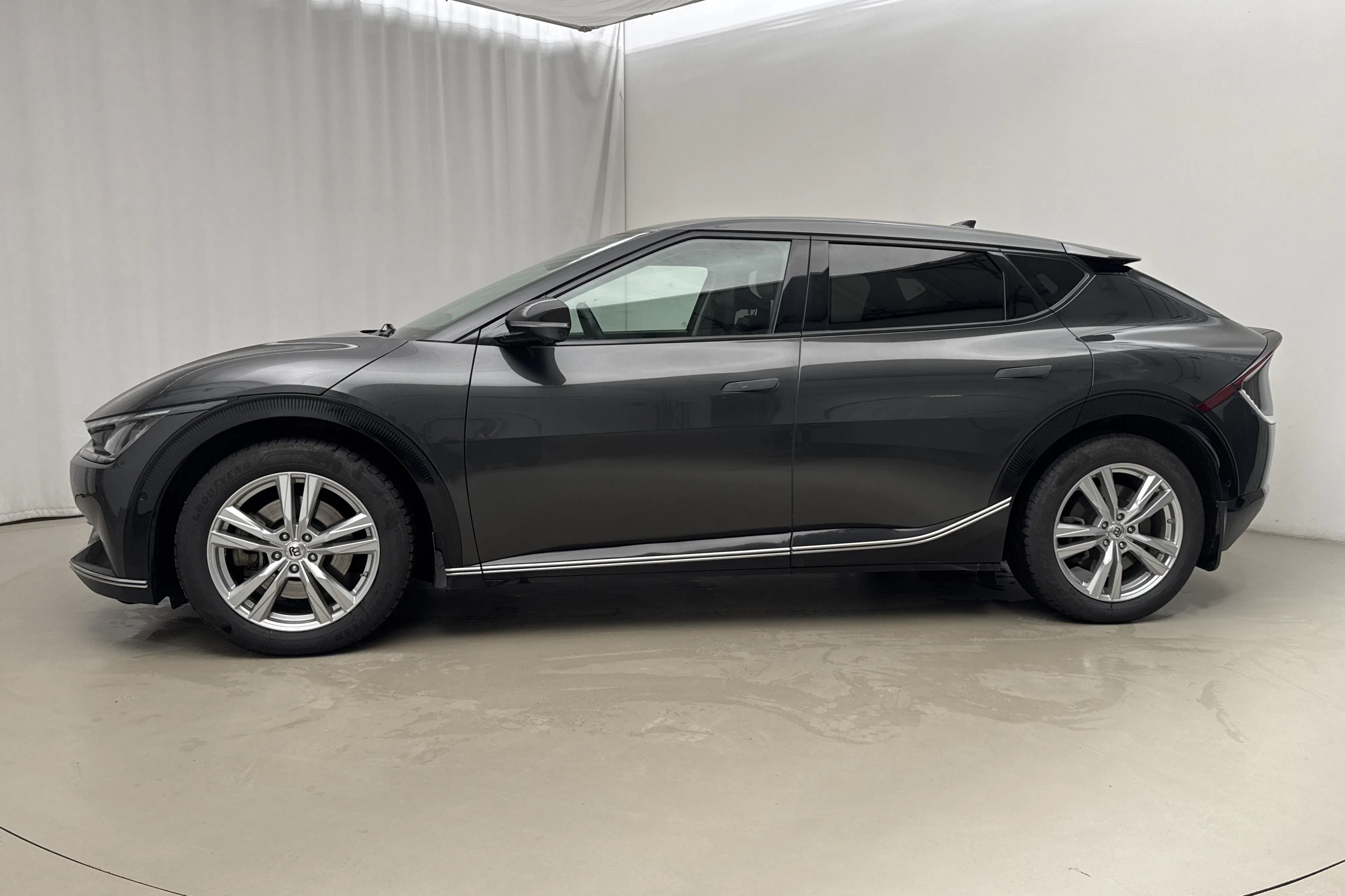 Presentationsfoto 2 av 23: KIA EV6 AWD (325hk) - 10 887 mil - Automat - grå - 2023