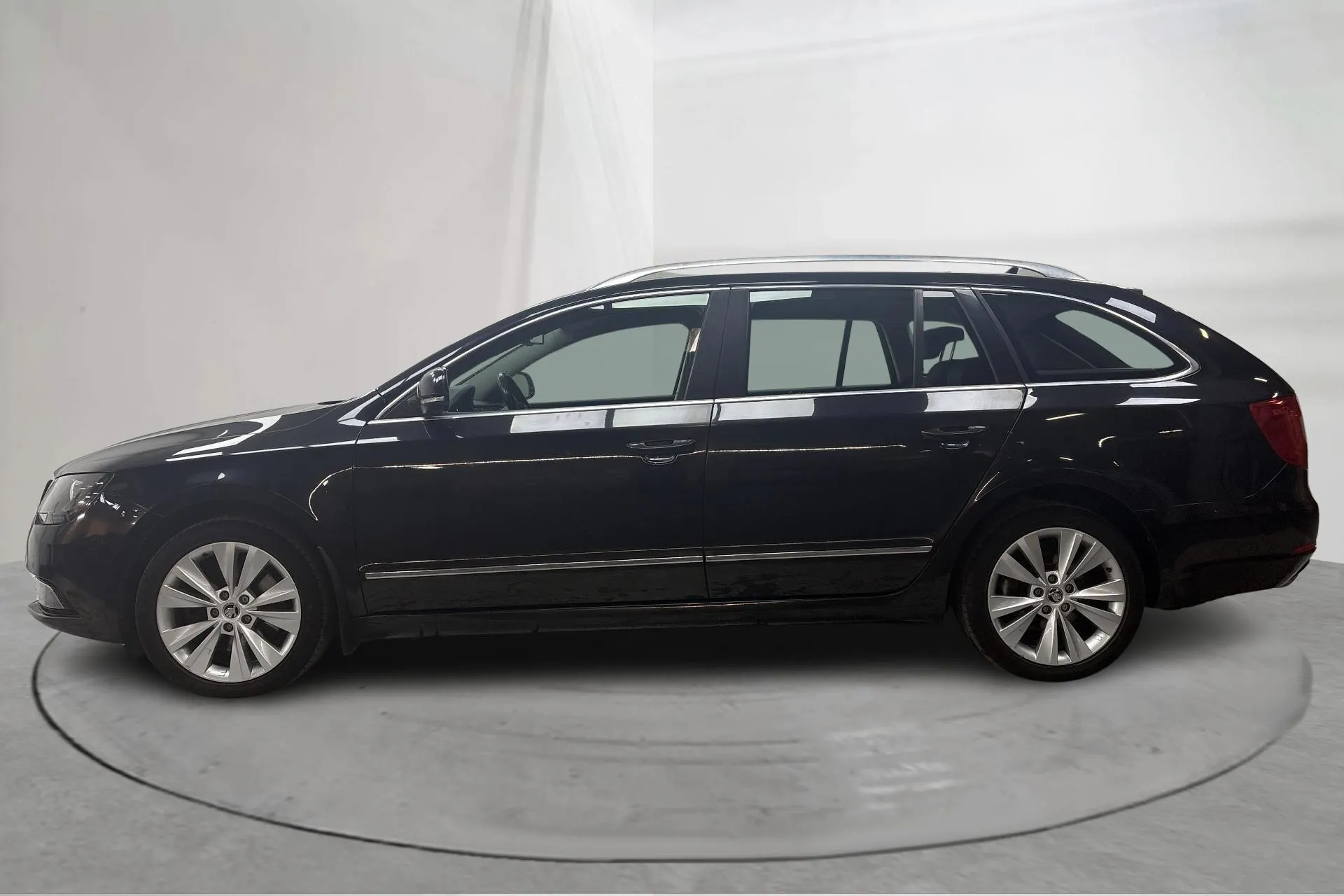 Presentation photo 2 of 15: Skoda Superb 2.0 TDI 4x4 Kombi (170hk) - 184 430 km - Automatic - black - 2015