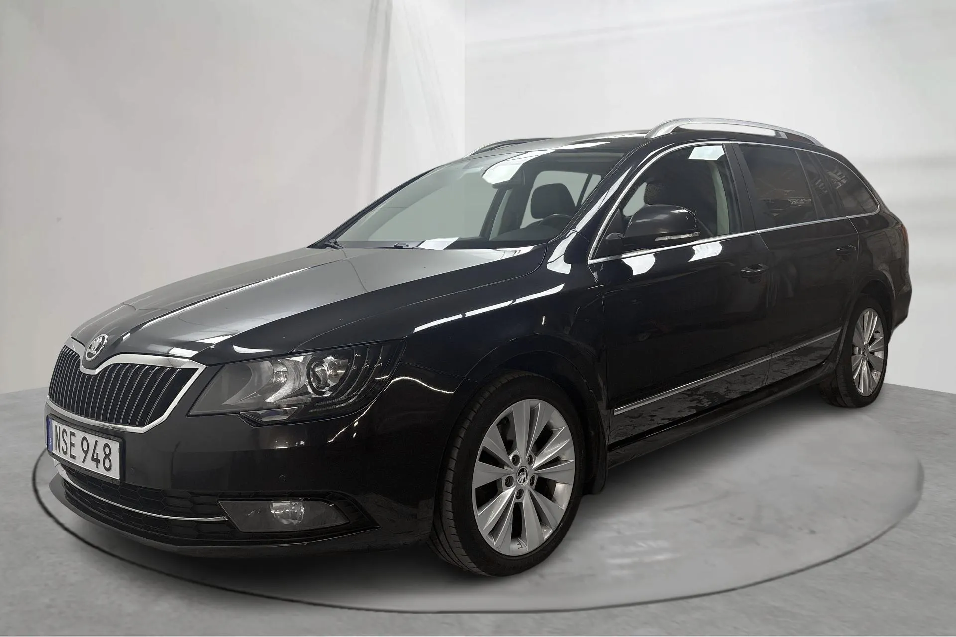 Presentation photo 1 of 15: Skoda Superb 2.0 TDI 4x4 Kombi (170hk) - 184 430 km - Automatic - black - 2015