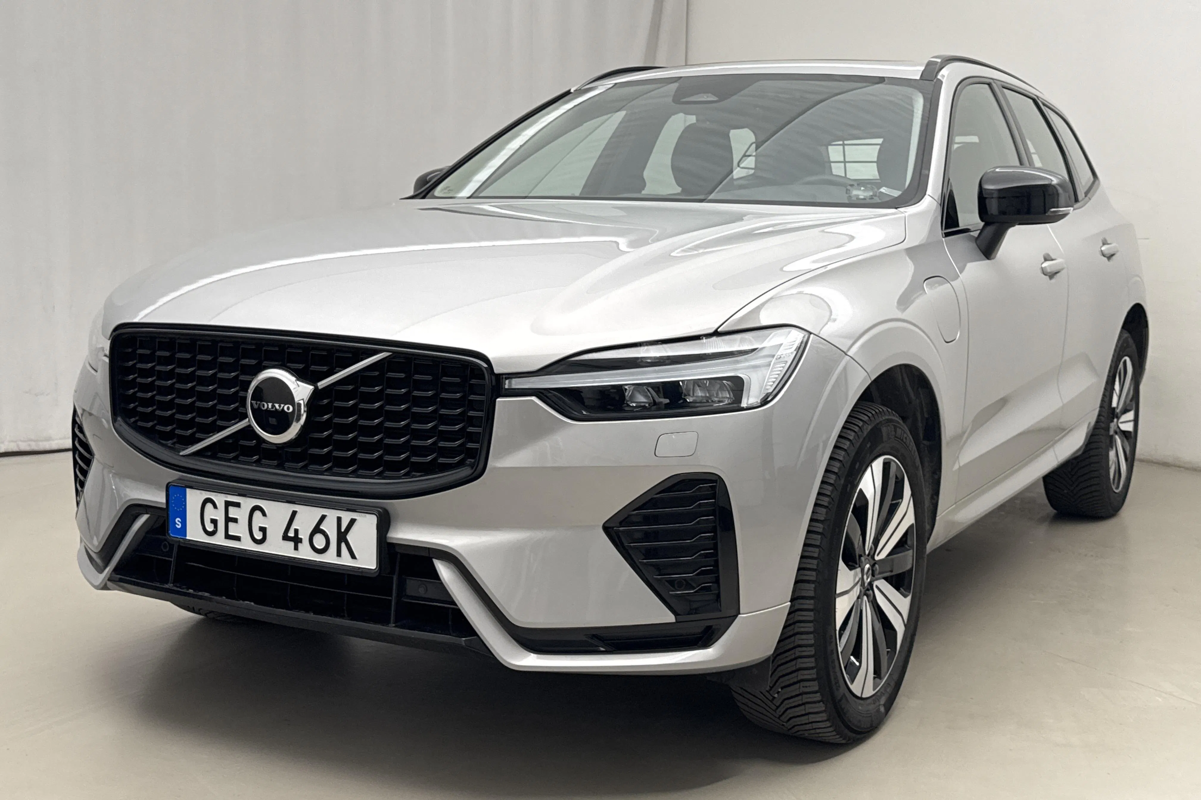 Presentationsfoto 1 av 24: Volvo XC60 T6 AWD Recharge (350hk) - 4 467 mil - Automat - silver - 2024