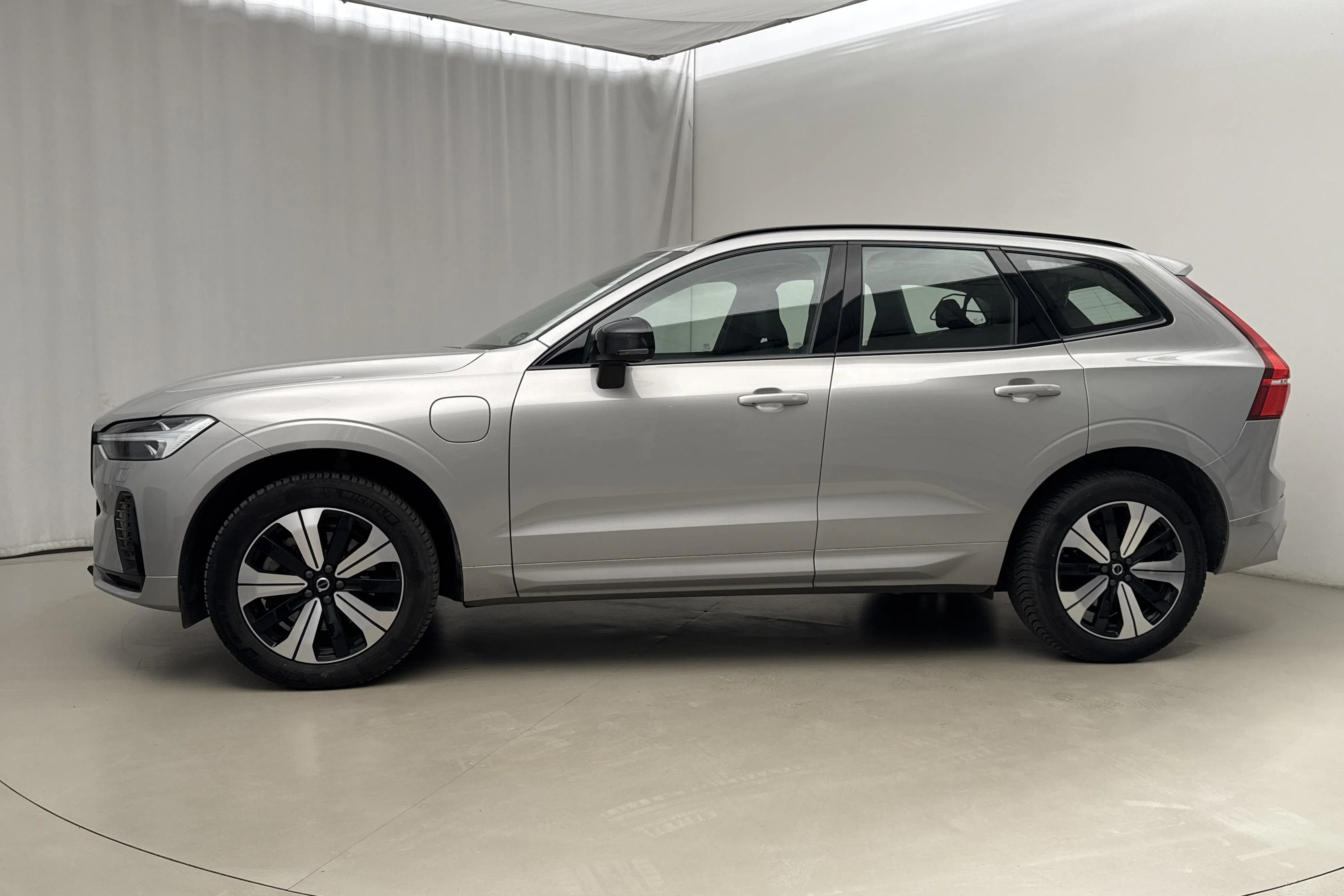 Presentationsfoto 2 av 24: Volvo XC60 T6 AWD Recharge (350hk) - 4 467 mil - Automat - silver - 2024