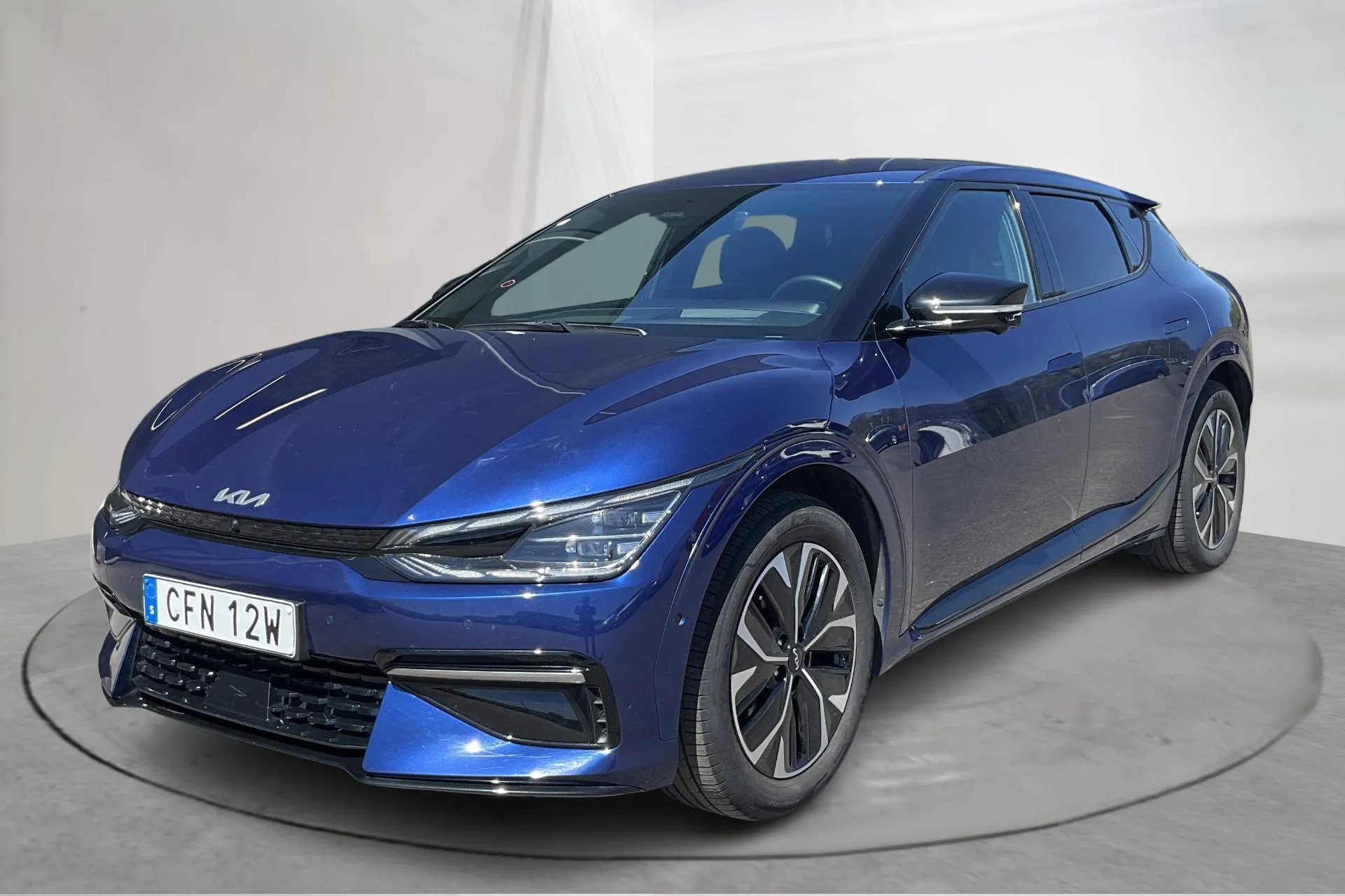 Presentationsfoto 1 av 18: KIA EV6 AWD (325hk) - 5 275 mil - Automat - blå - 2023