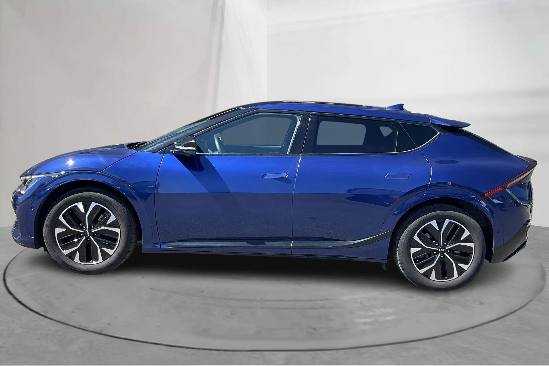 Presentationsfoto 2 av 18: KIA EV6 AWD (325hk) - 5 275 mil - Automat - blå - 2023