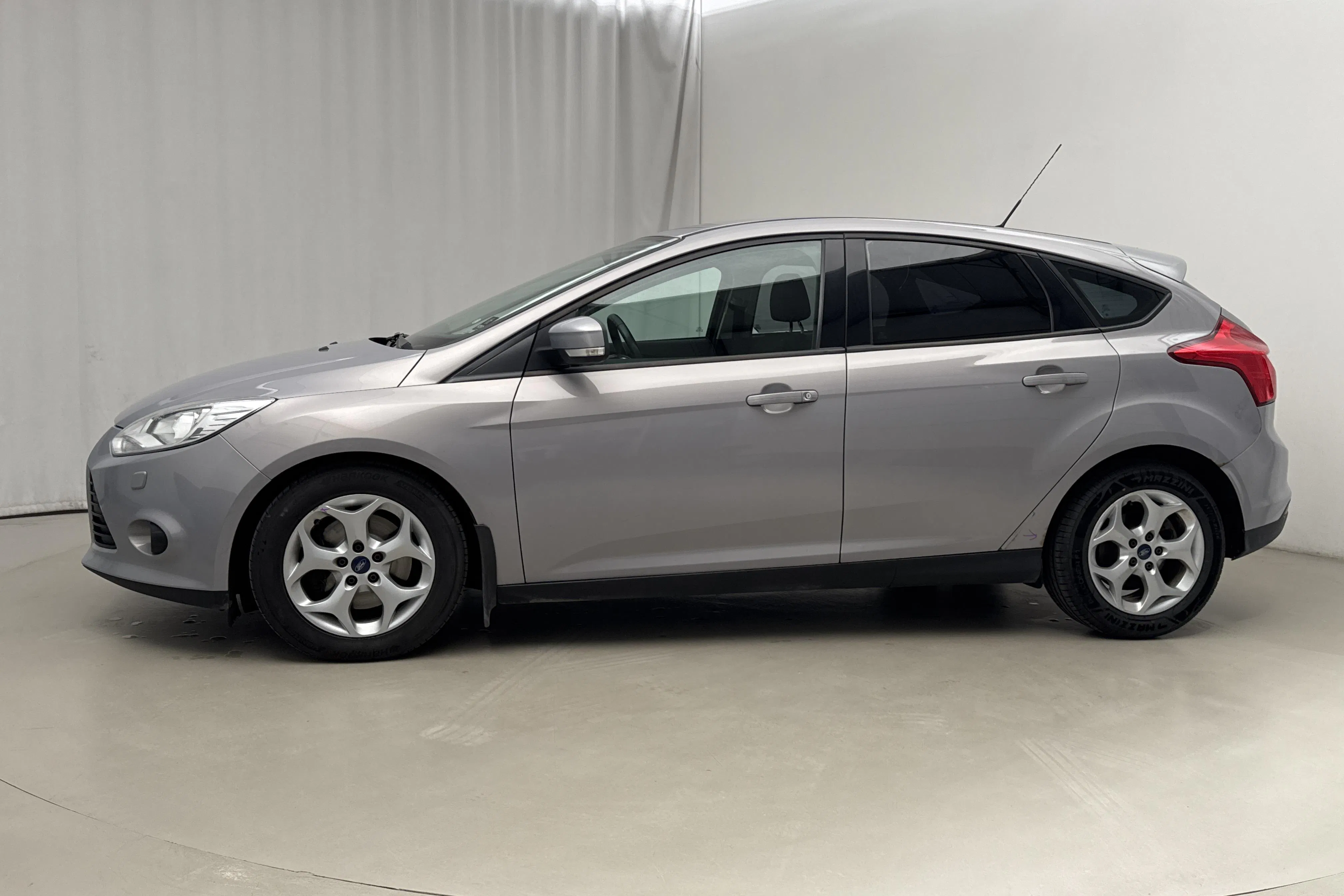 Presentationsfoto 2 av 15: Ford Focus 2.0 TDCi 5dr (115hk) - 20 386 mil - Automat - grå - 2012