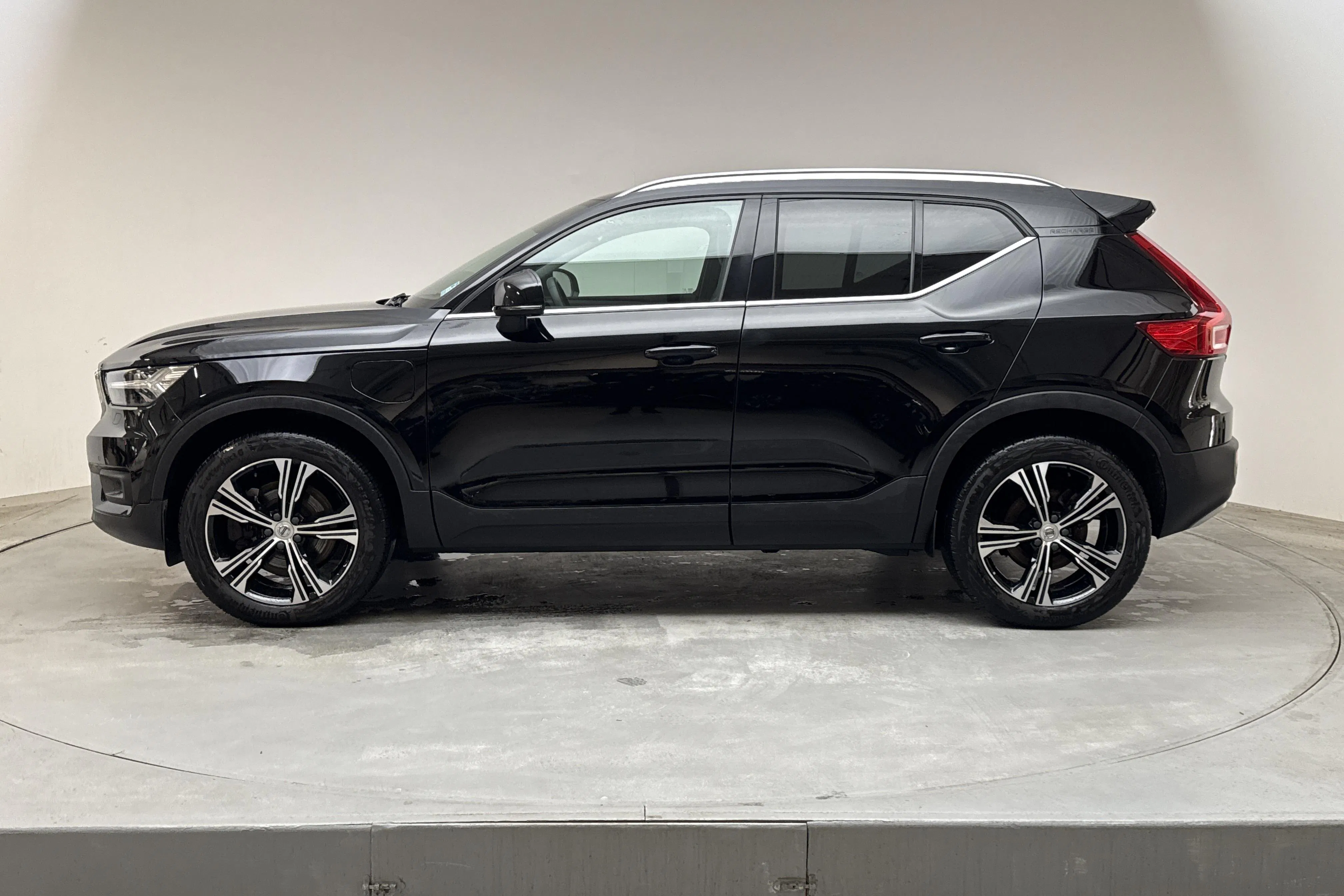 Presentationsfoto 2 av 16: Volvo XC40 T4 2WD Twin Engine (211hk) - 6 639 mil - Automat - svart - 2022
