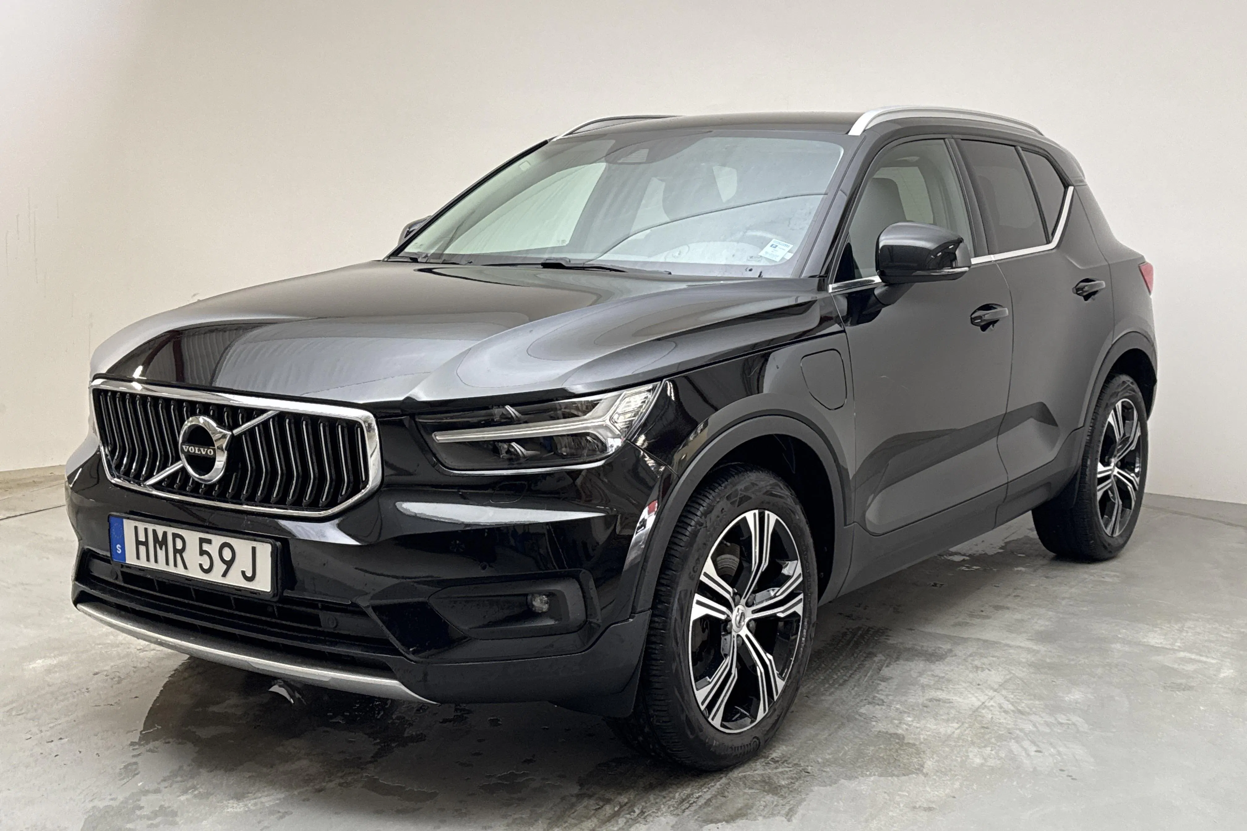 Presentationsfoto 1 av 16: Volvo XC40 T4 2WD Twin Engine (211hk) - 6 639 mil - Automat - svart - 2022