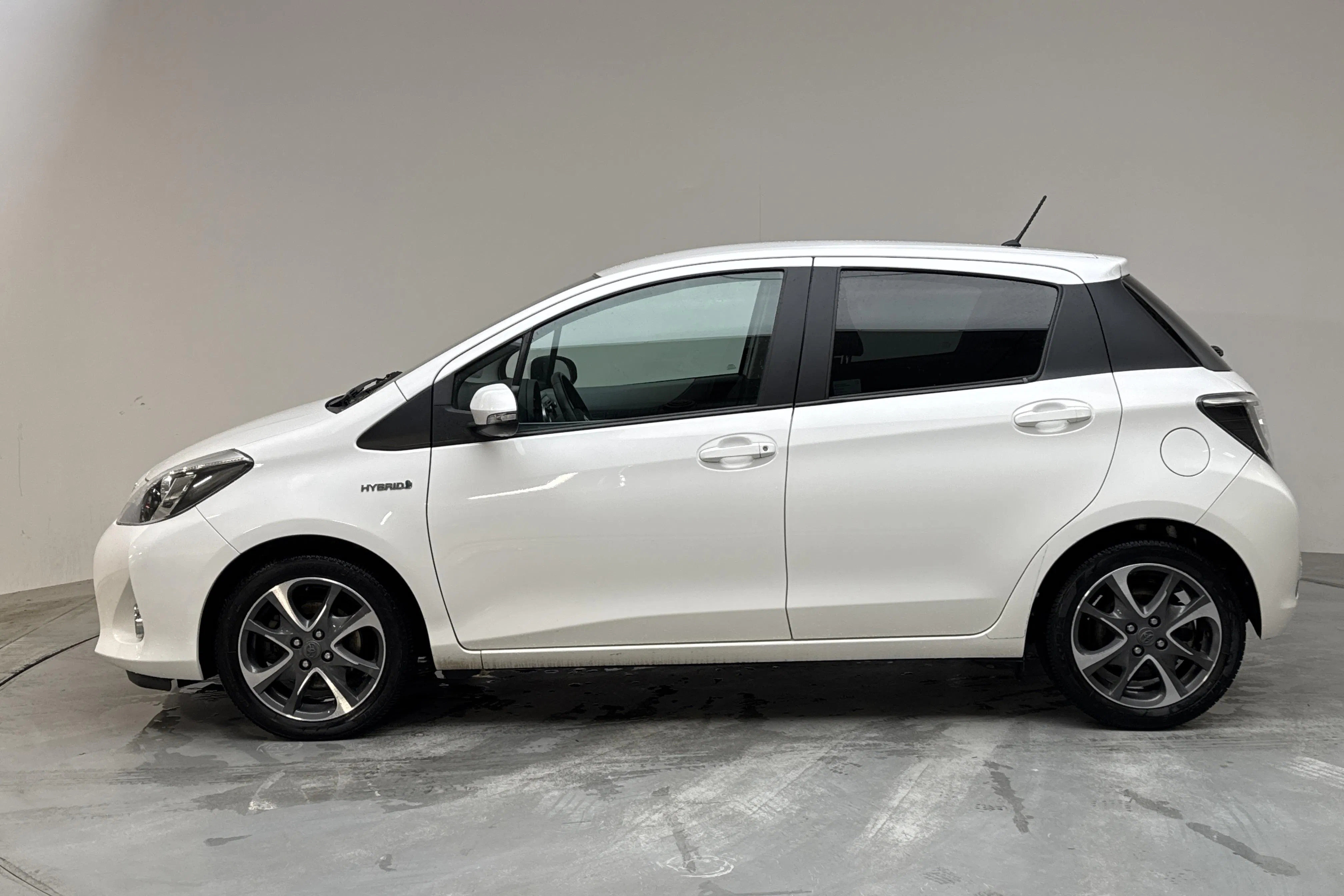 Presentationsfoto 2 av 13: Toyota Yaris 1.5 HSD 5dr (75hk) - 9 574 mil - Automat - vit - 2014