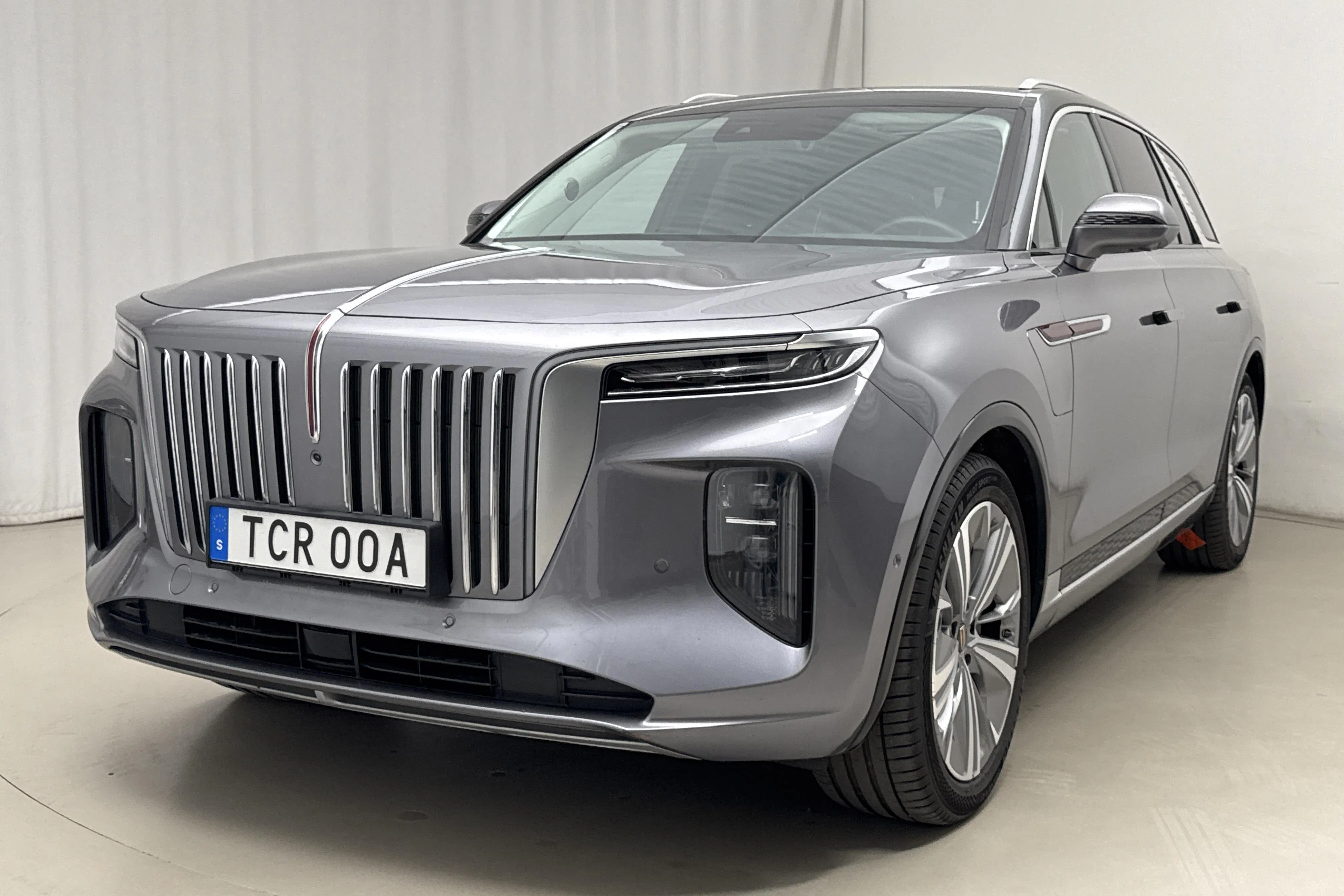Presentation photo 1 of 26: Hongqi E-HS9 99kWh (551hk) - 53 250 km - Automatic - gray - 2023
